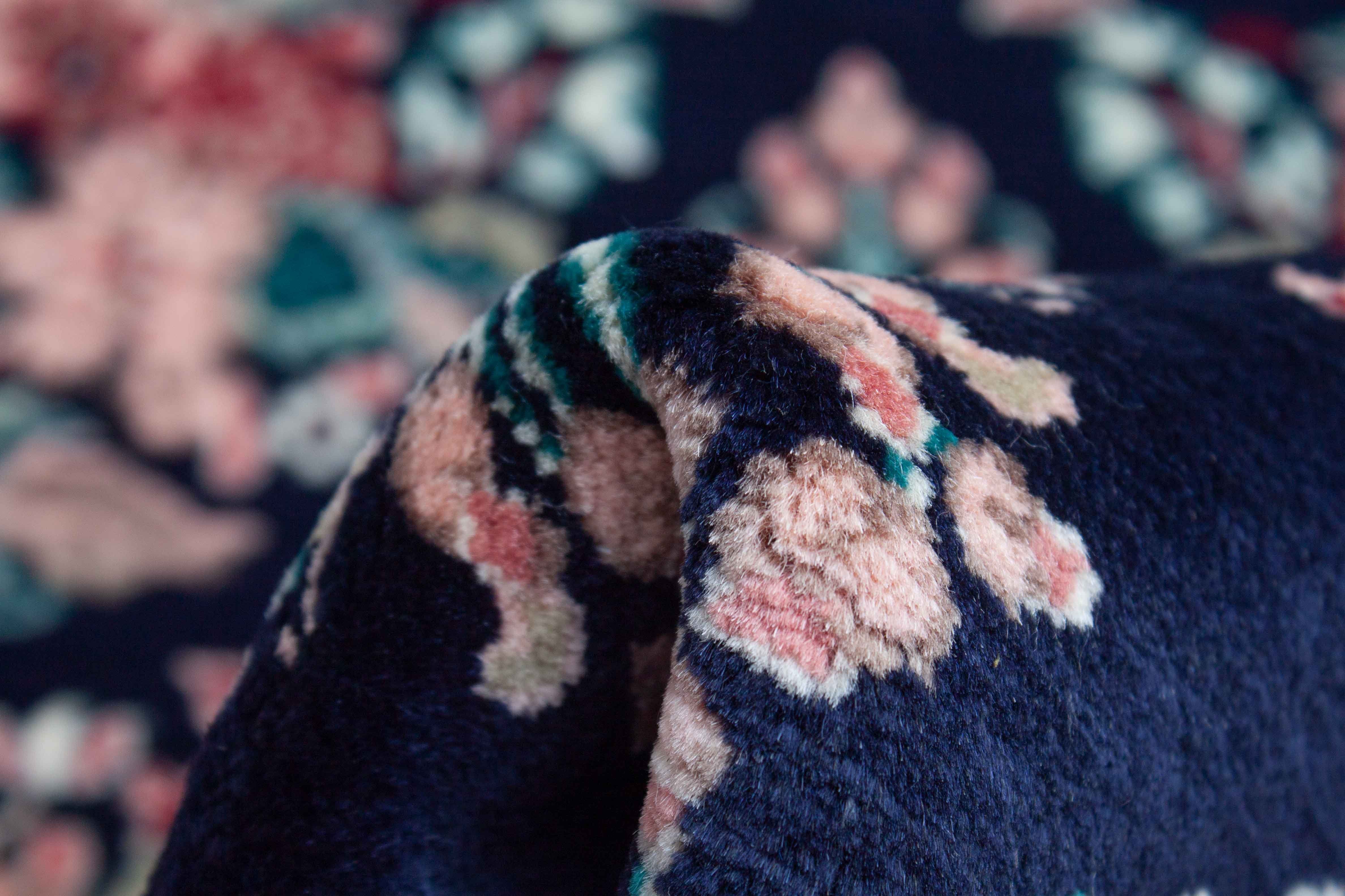 Eine Fotoaufnahme eines Kaschmir Teppich Teppichs.