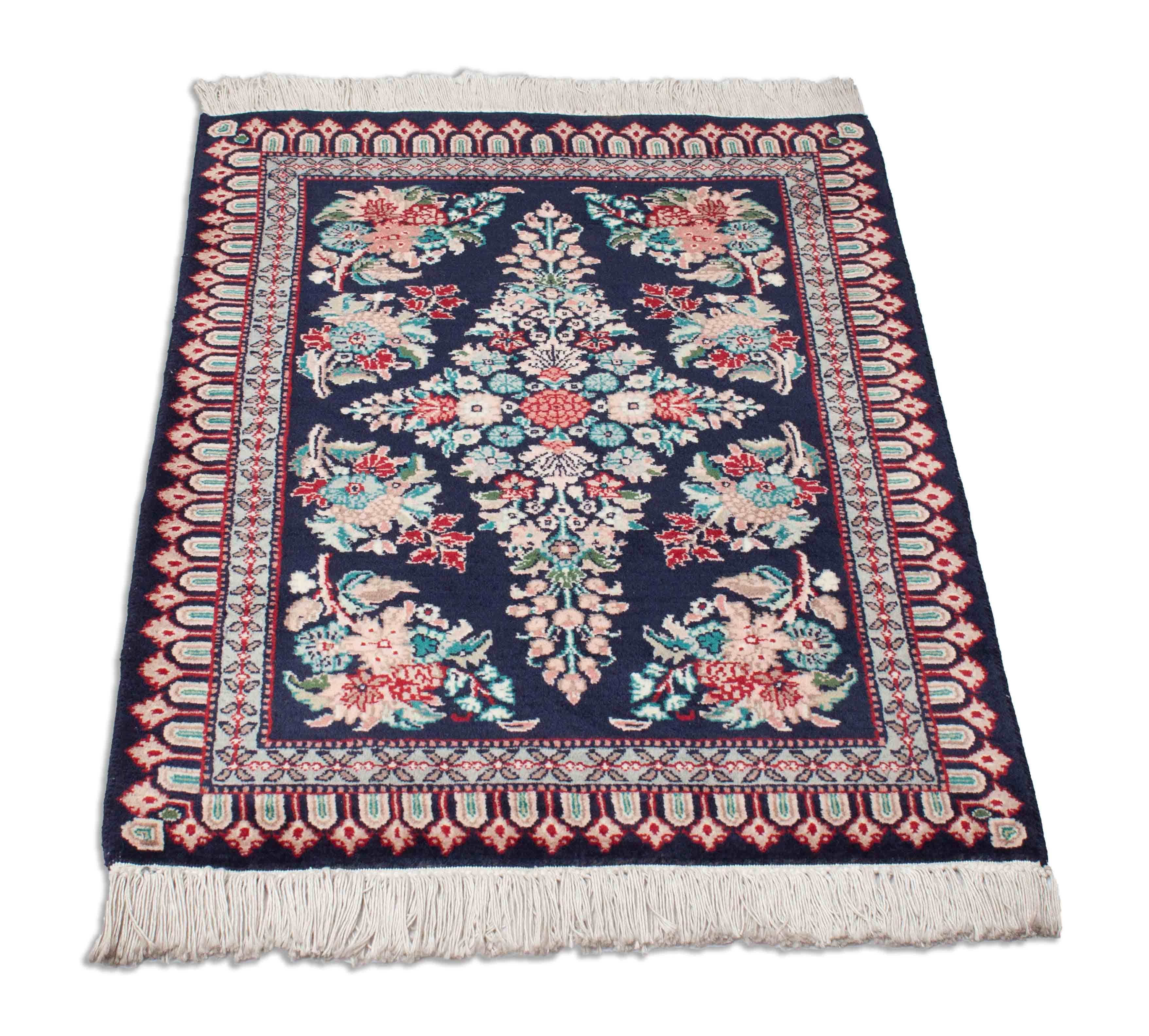 Eine Fotoaufnahme eines Kaschmir Teppich Teppichs.