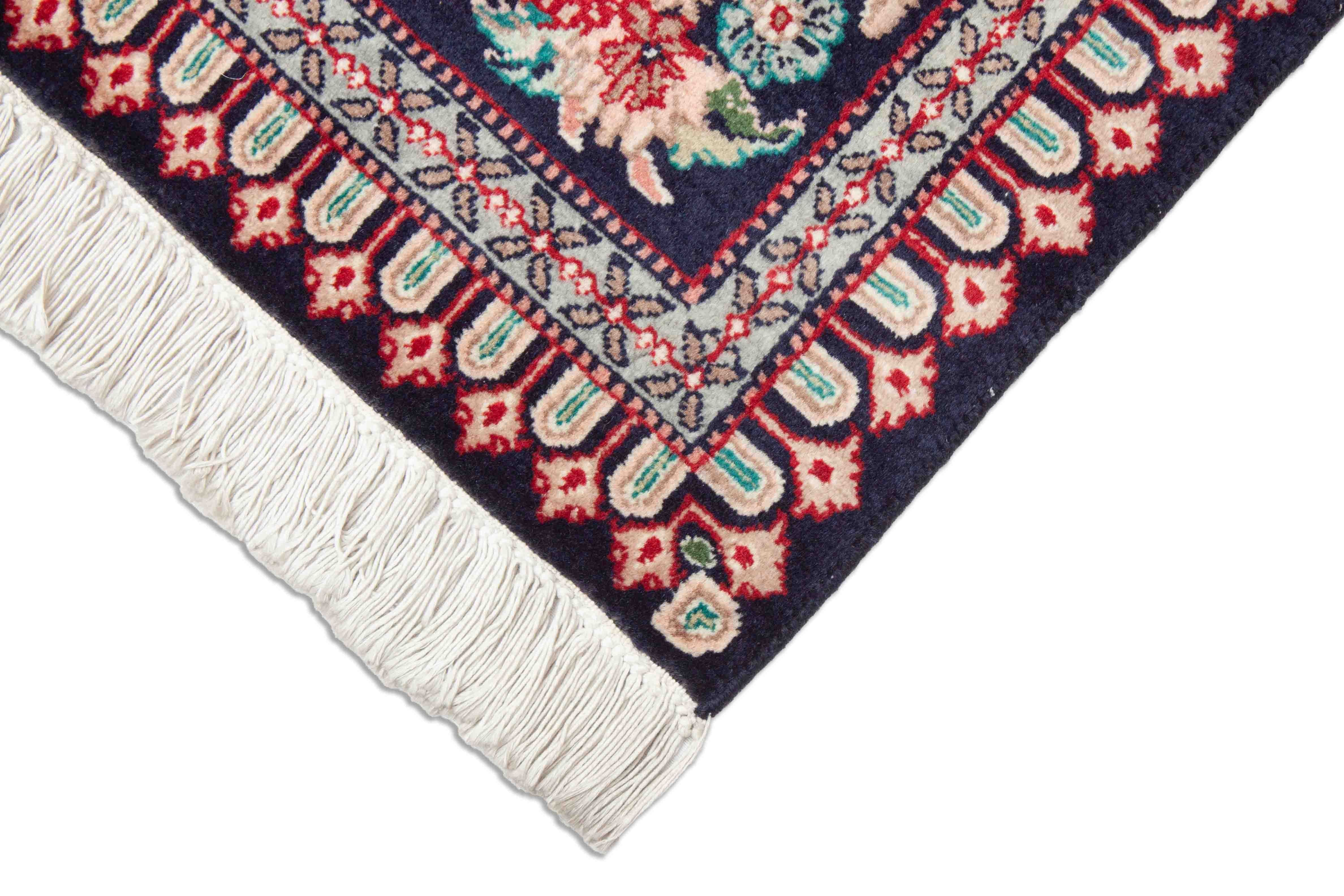 Eine Fotoaufnahme eines Kaschmir Teppich Teppichs.