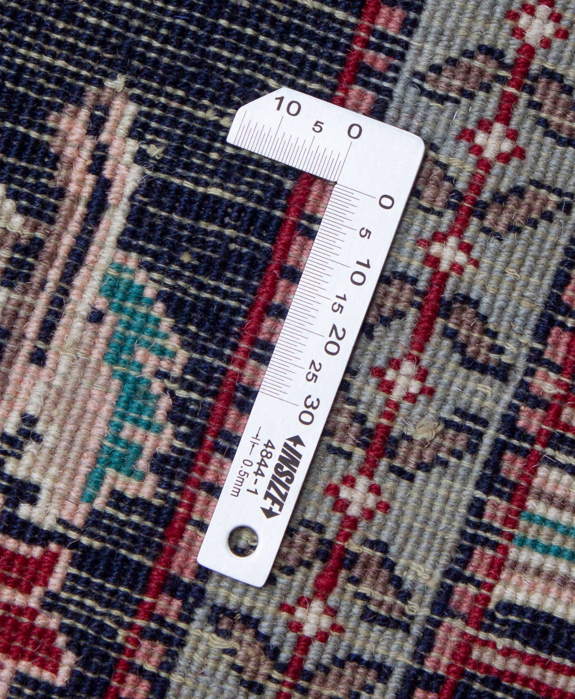 Eine Fotoaufnahme eines Kaschmir Teppich Teppichs.