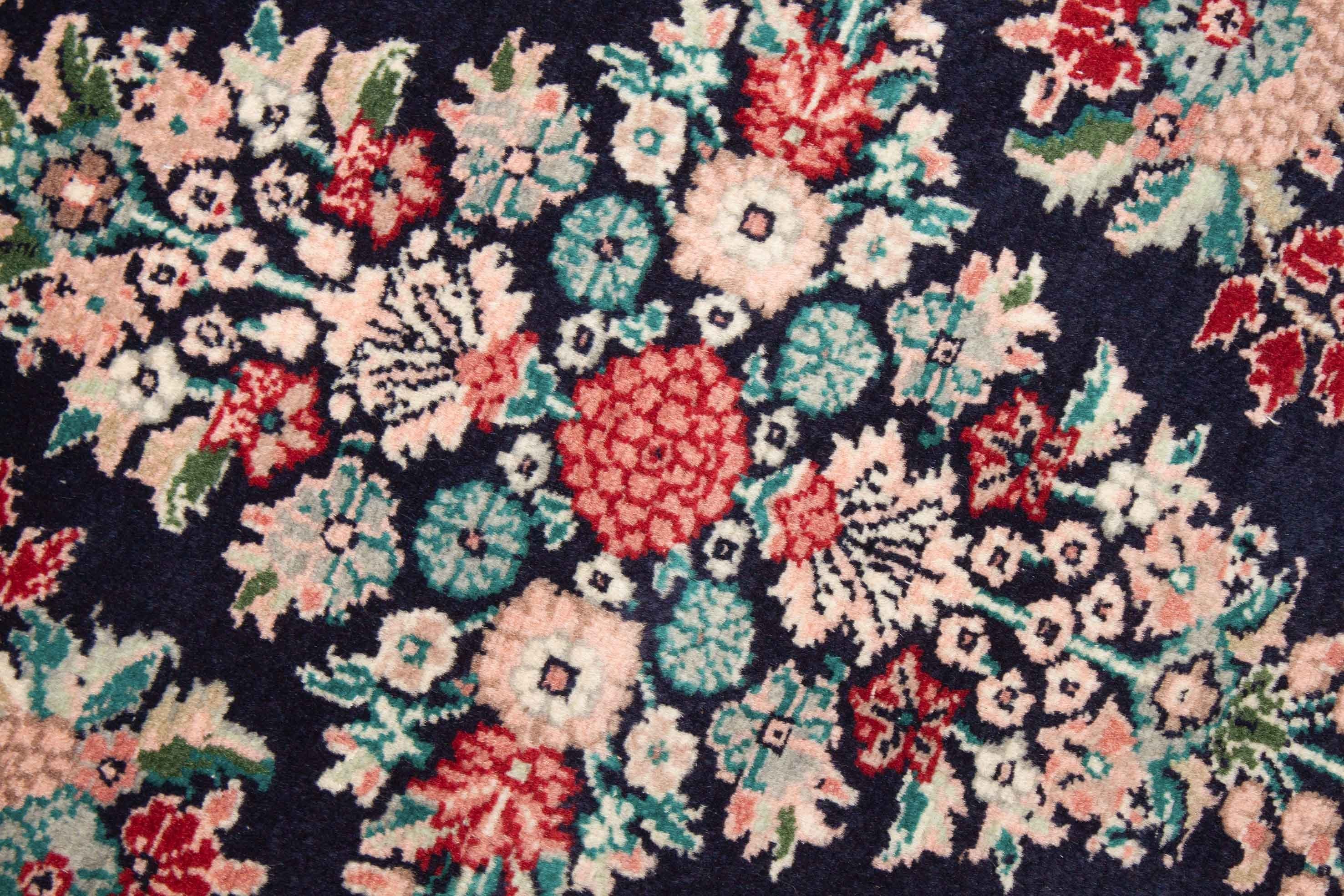 Eine Fotoaufnahme eines Kaschmir Teppich Teppichs.