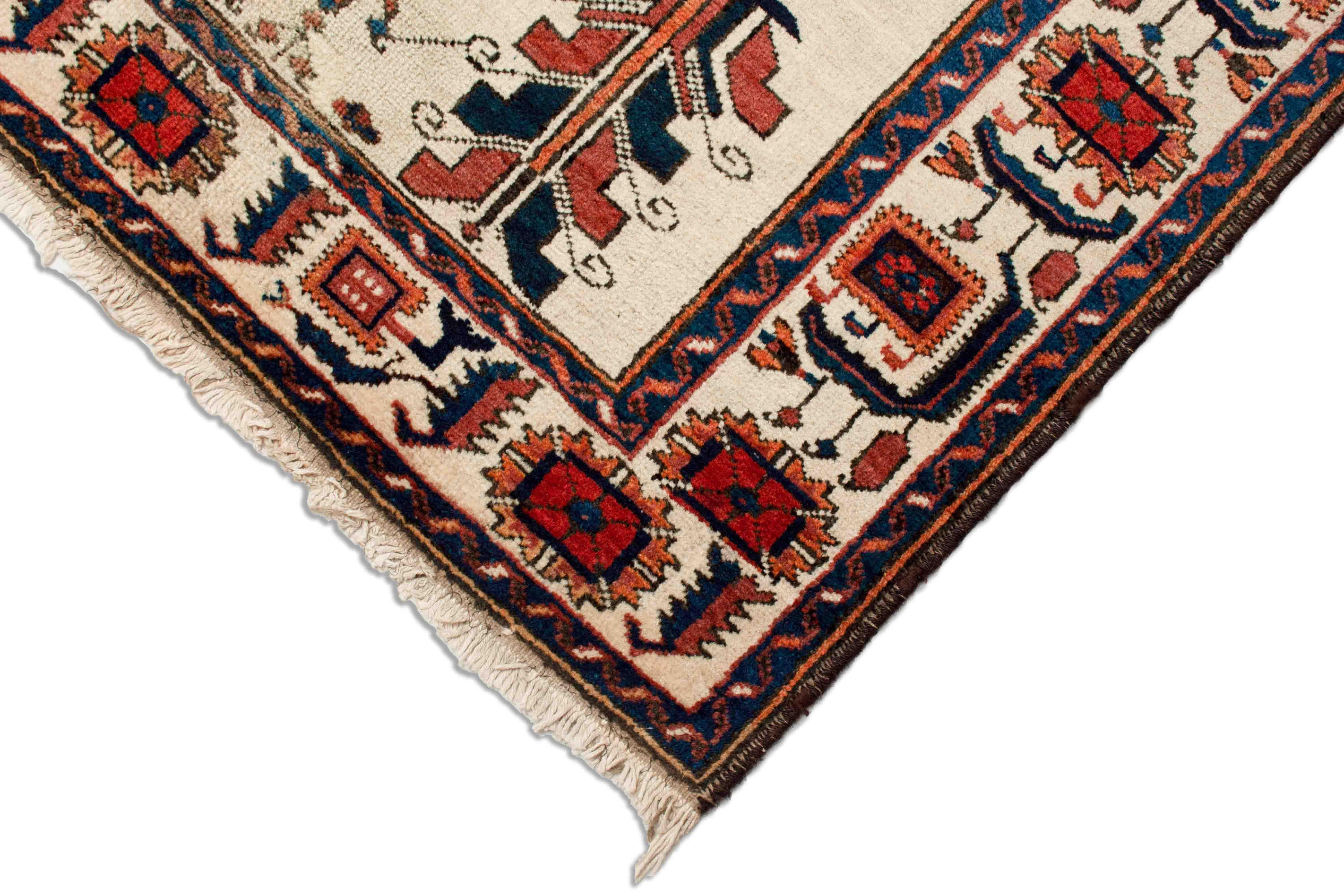 Eine Fotoaufnahme eines Hamadan Teppichs.