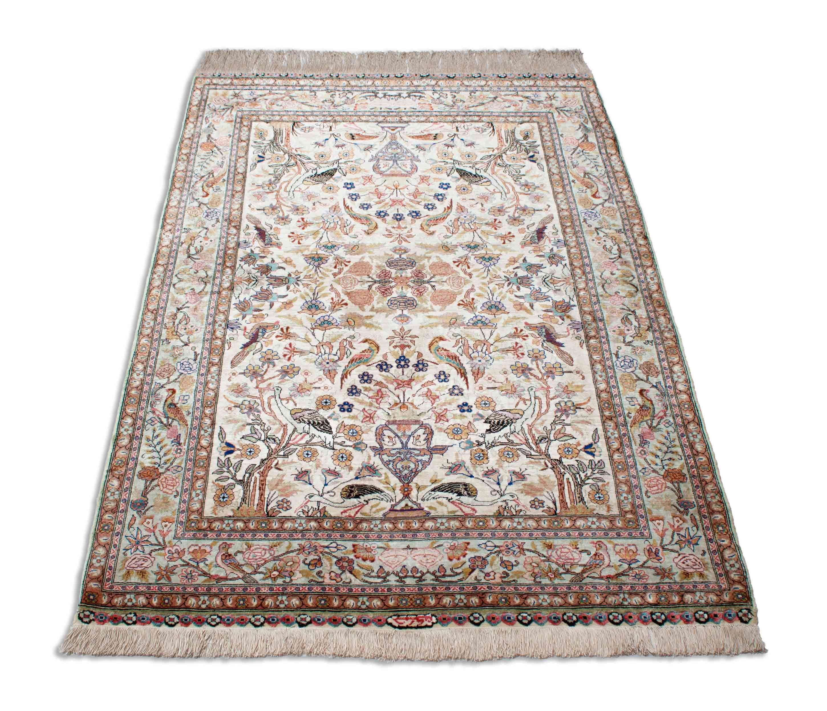 Florale Hereke Teppich aus reiner Seide in cremeweiß und 156 cm x 90 cm groß