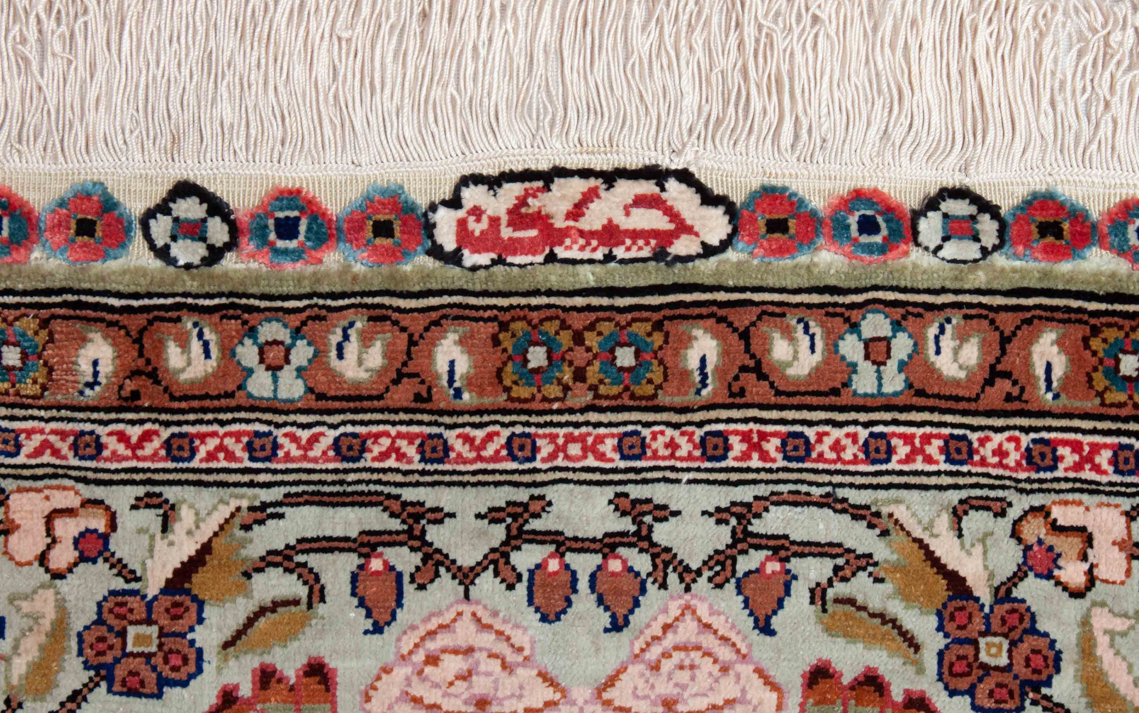 Florale Hereke Teppich aus reiner Seide in cremeweiß und 156 cm x 90 cm groß