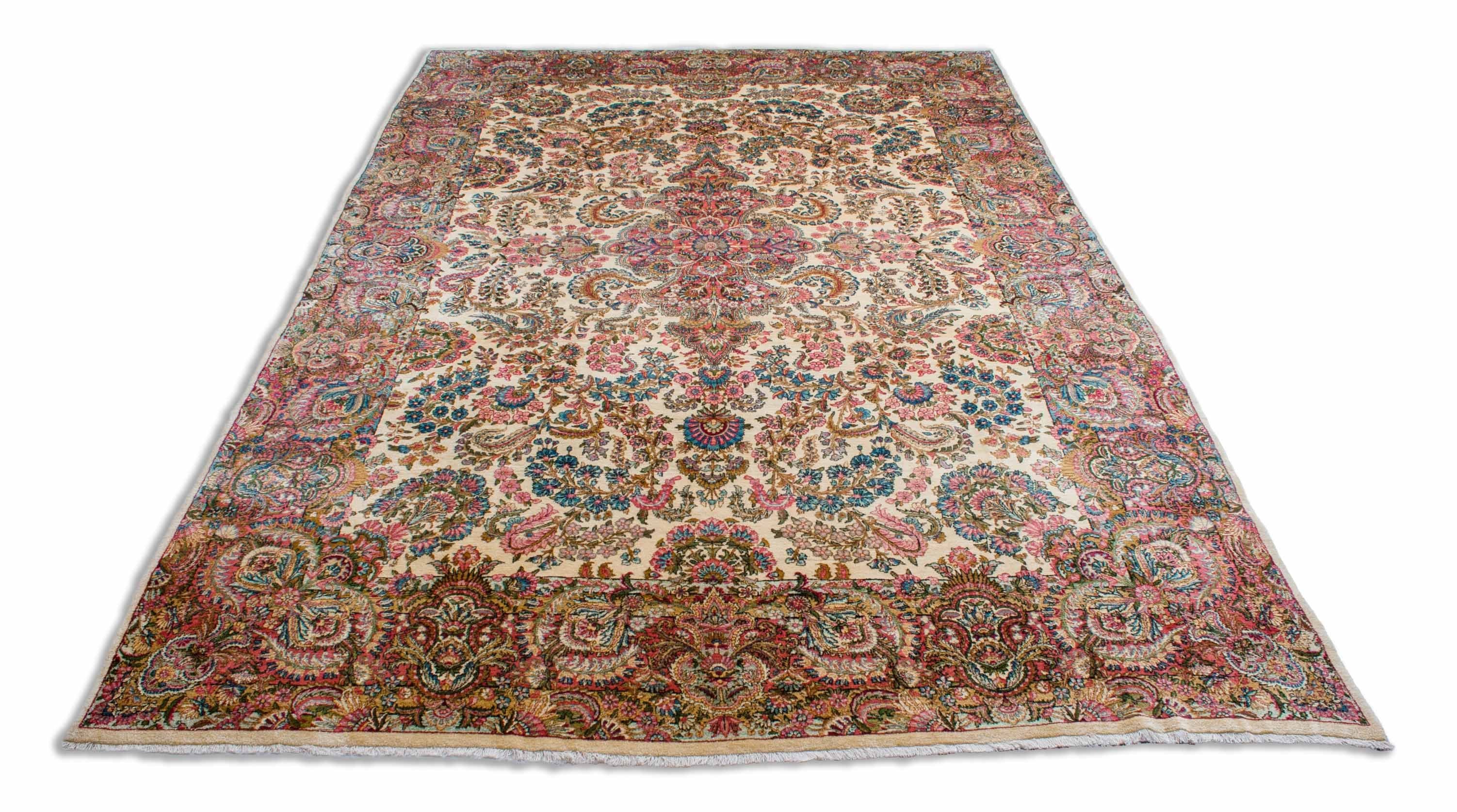 Eine Fotoaufnahme eines Kerman Lavar Teppichs.