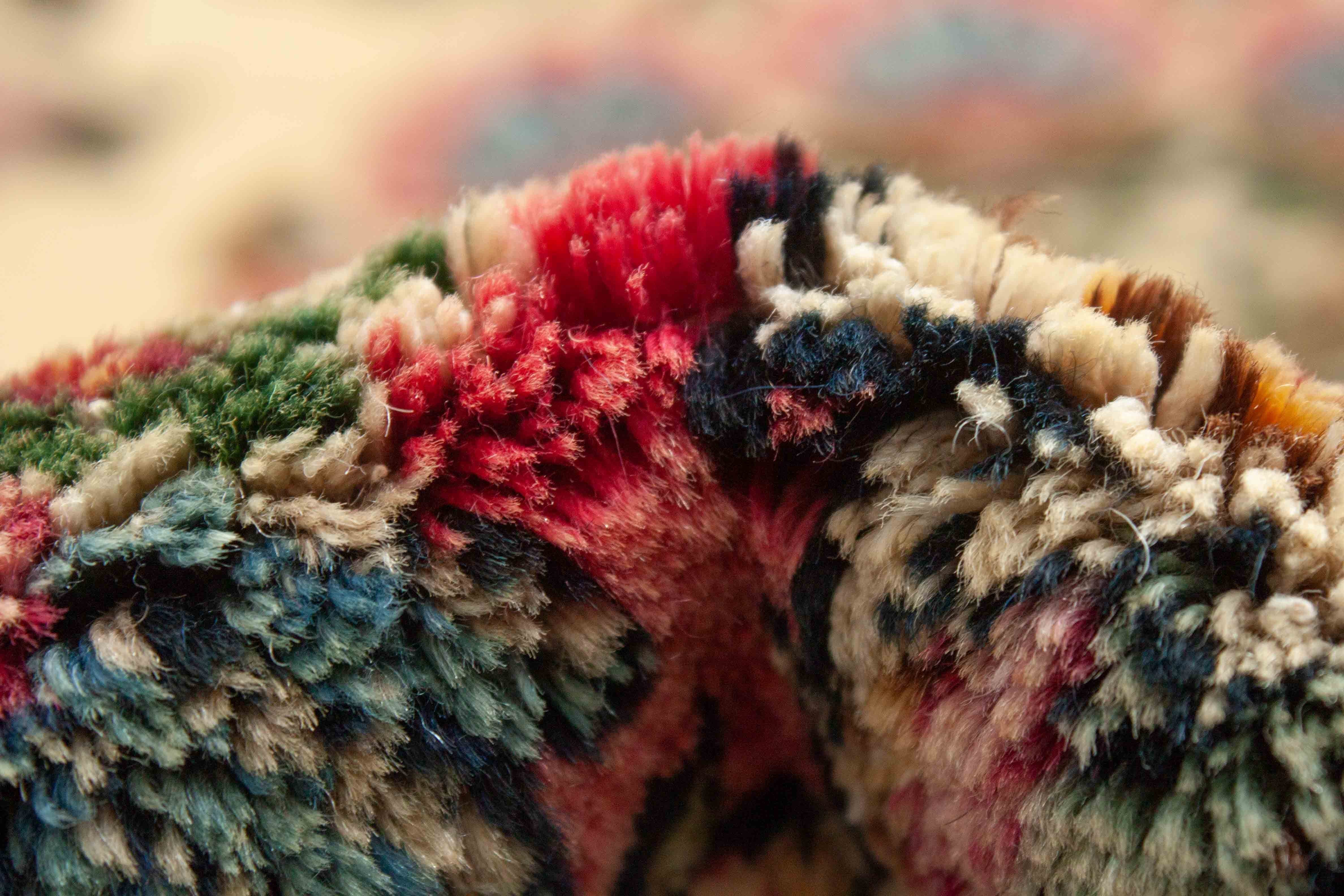 Eine Fotoaufnahme eines Kerman Lavar Teppichs.