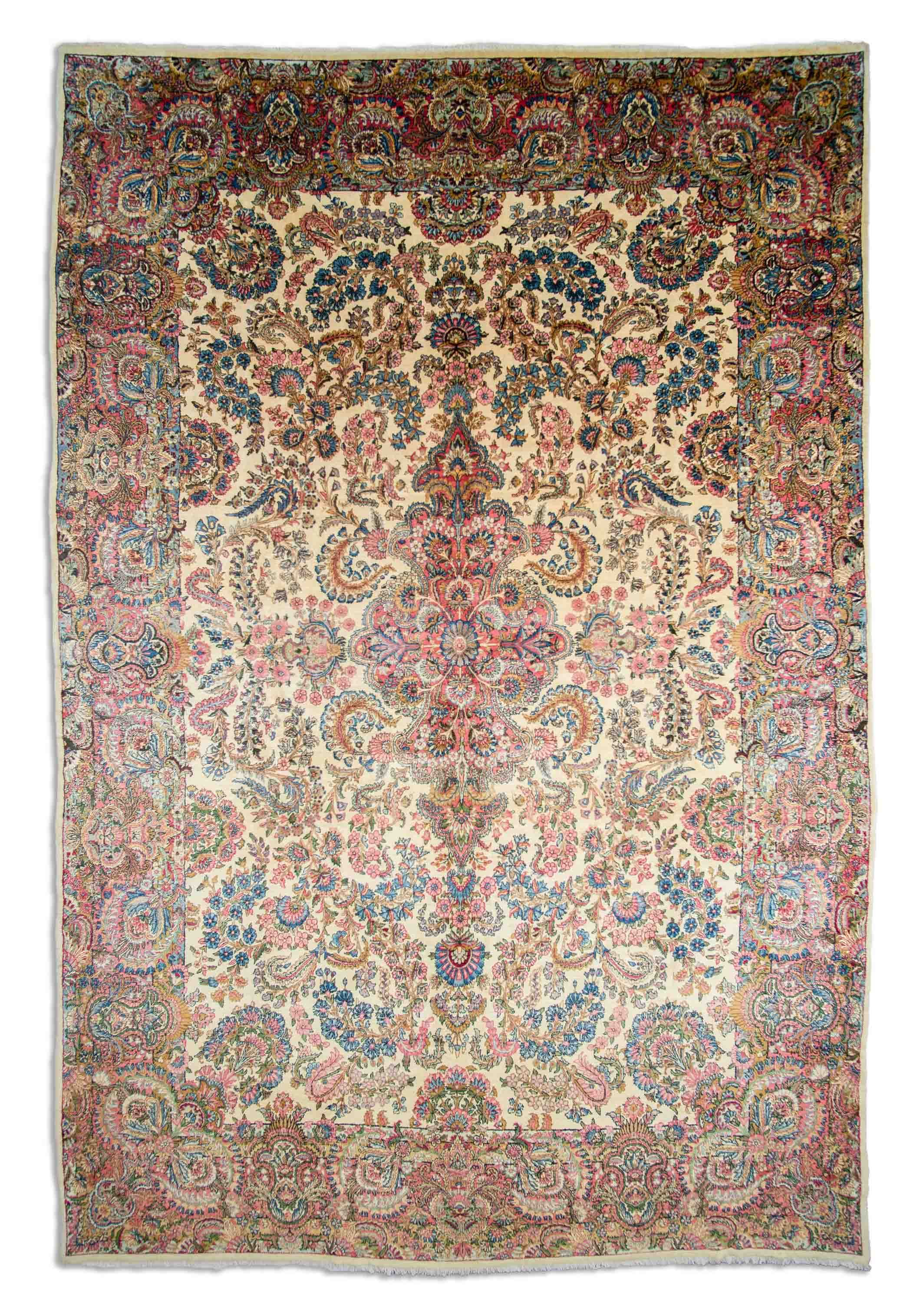 Eine Fotoaufnahme eines Kerman Lavar Teppichs.