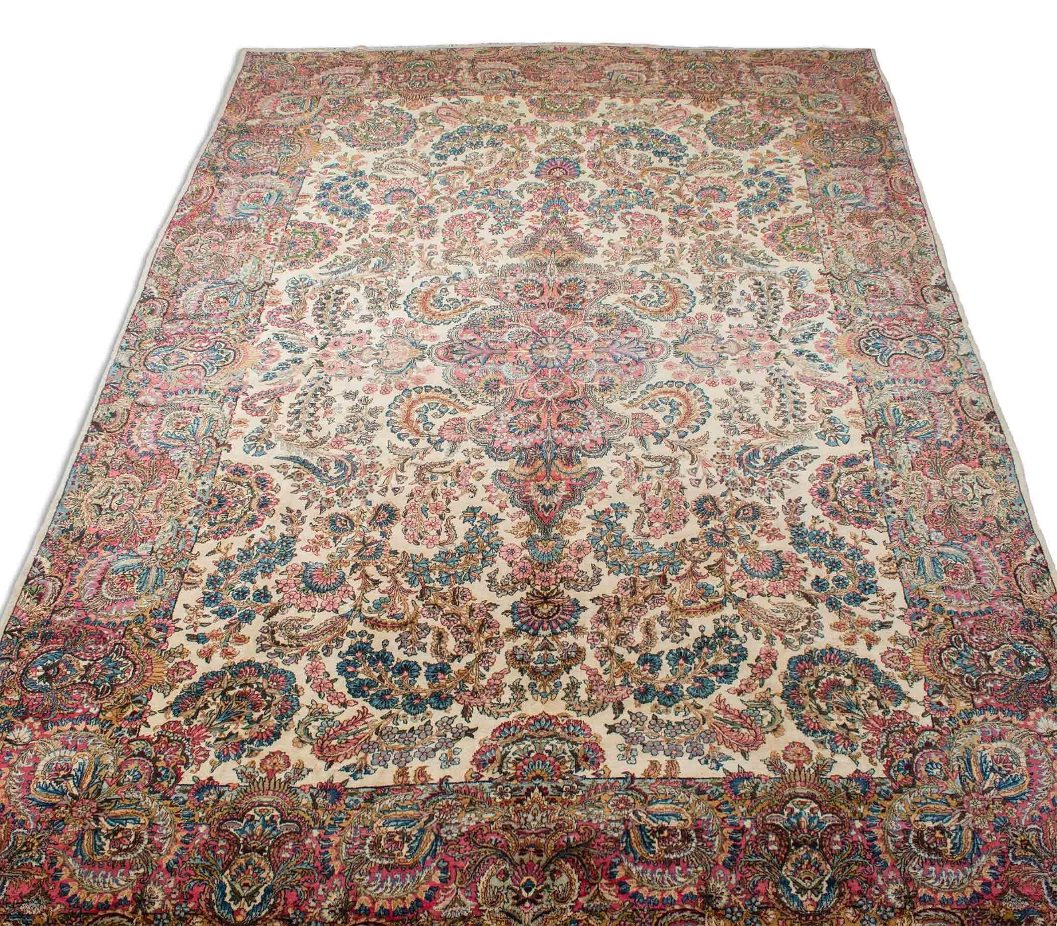 Eine Fotoaufnahme eines Kerman Lavar Teppichs.