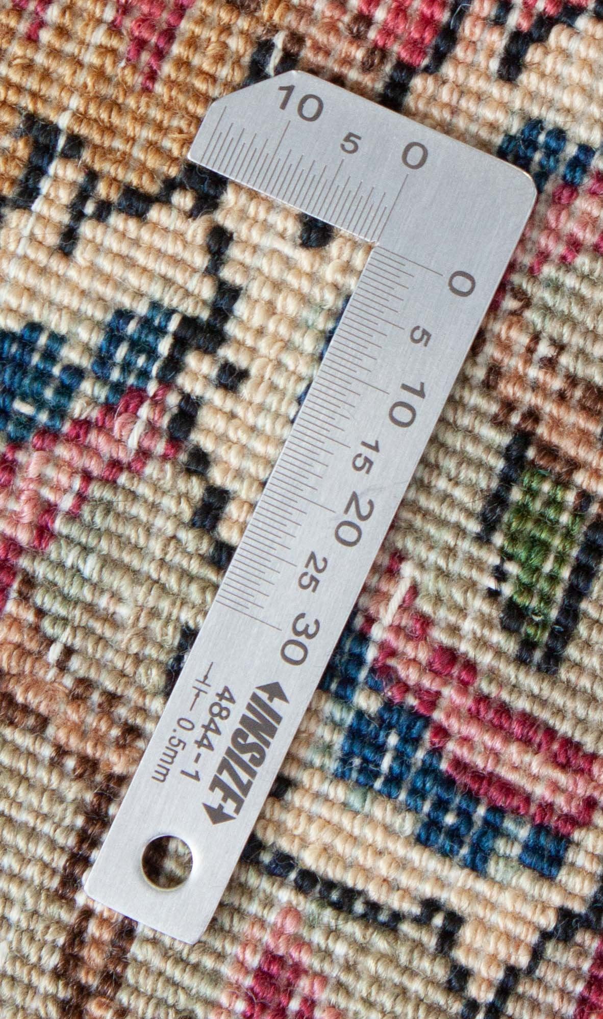 Eine Fotoaufnahme eines Kerman Lavar Teppichs.