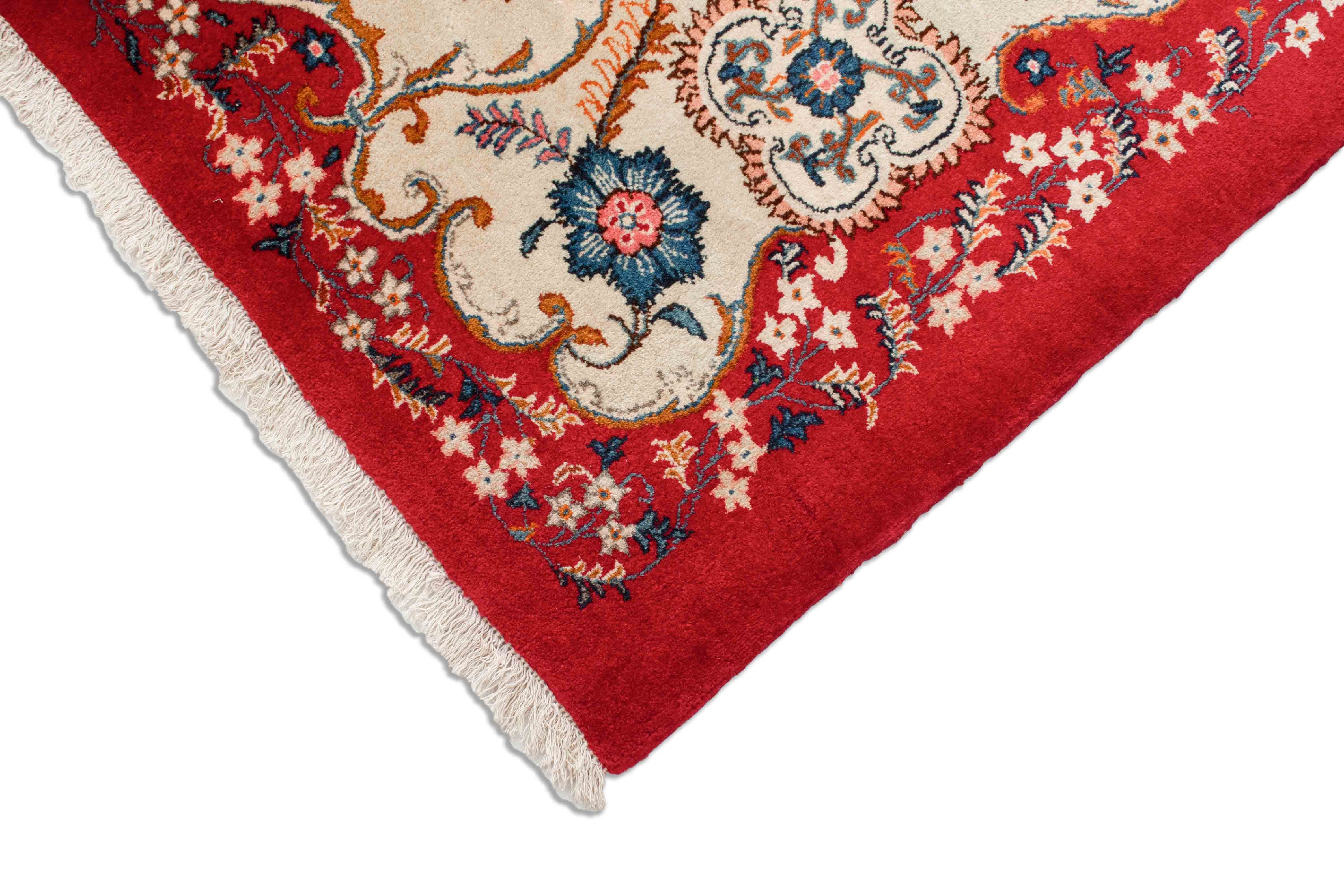 Eine Fotoaufnahme eines Keshan Teppichs.