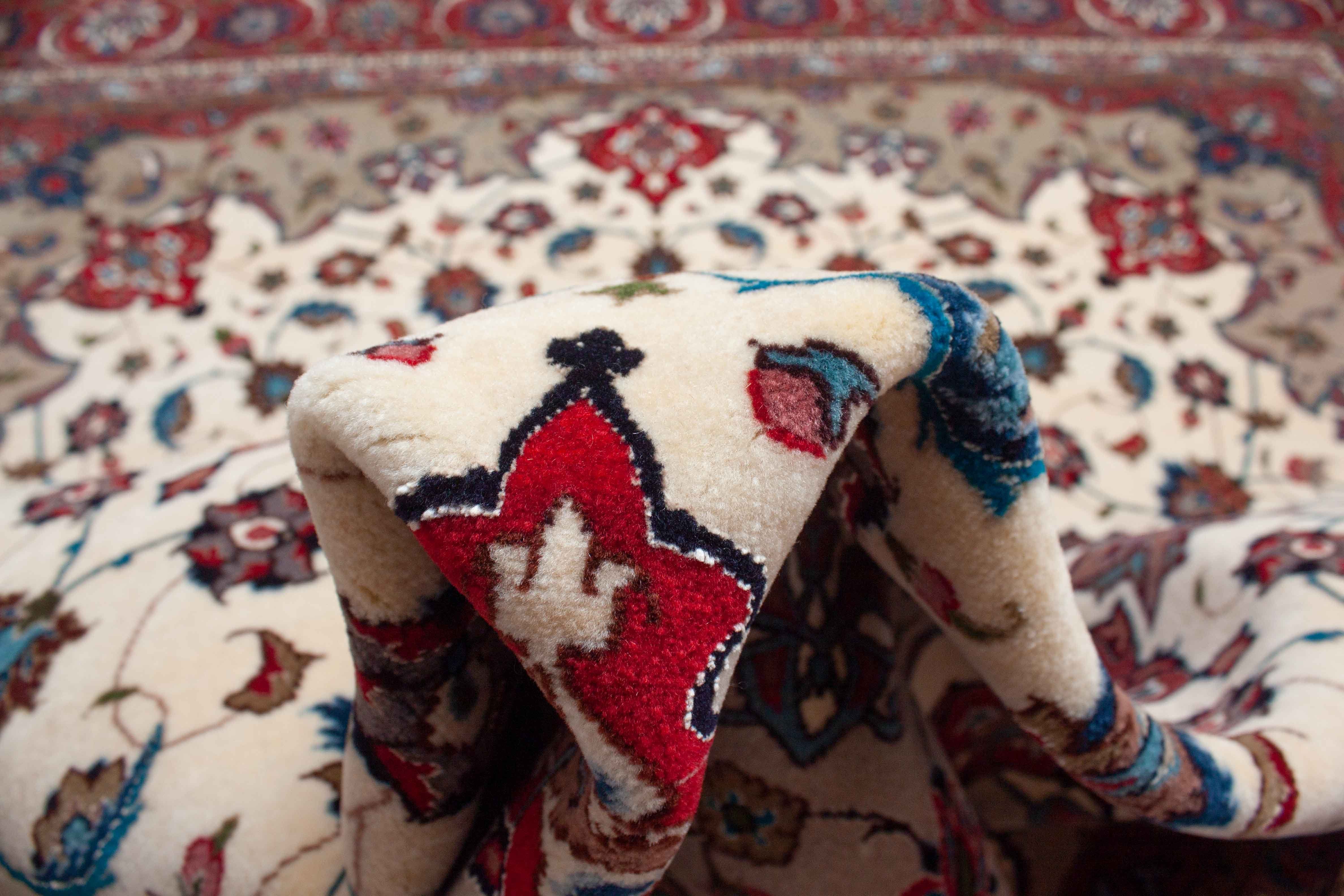 Eine Fotoaufnahme eines Täbriz Teppichs.