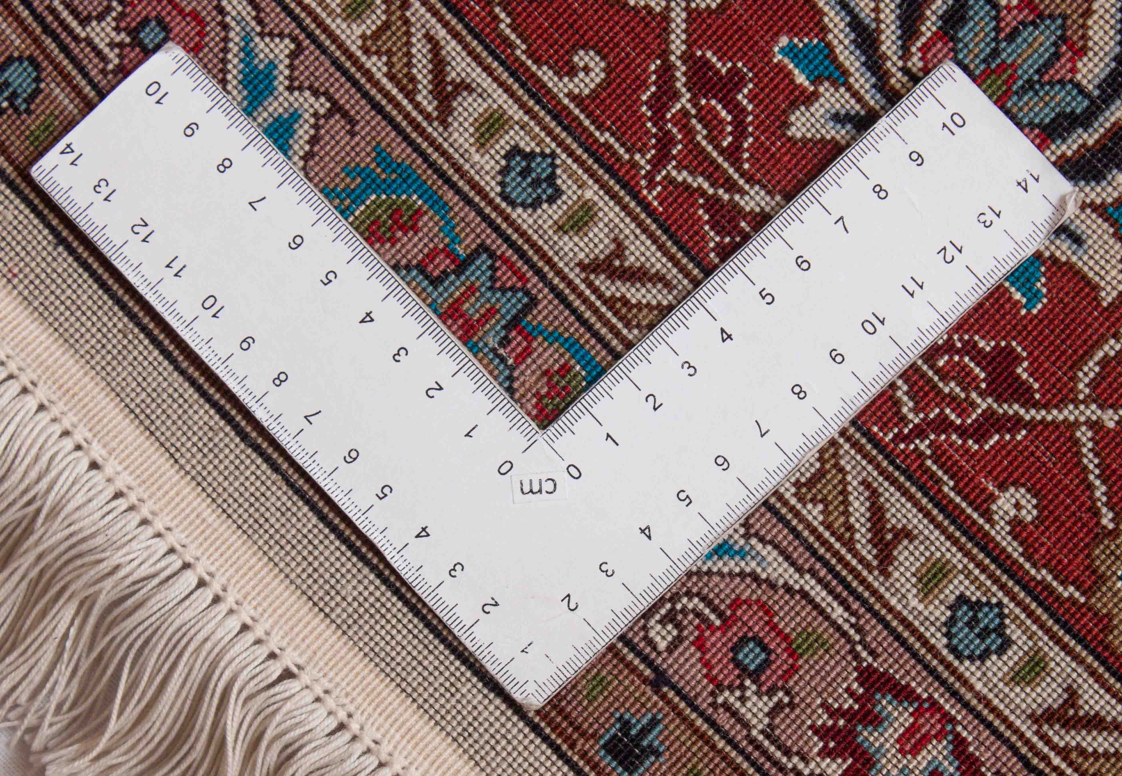 Eine Fotoaufnahme eines Täbriz Teppichs.