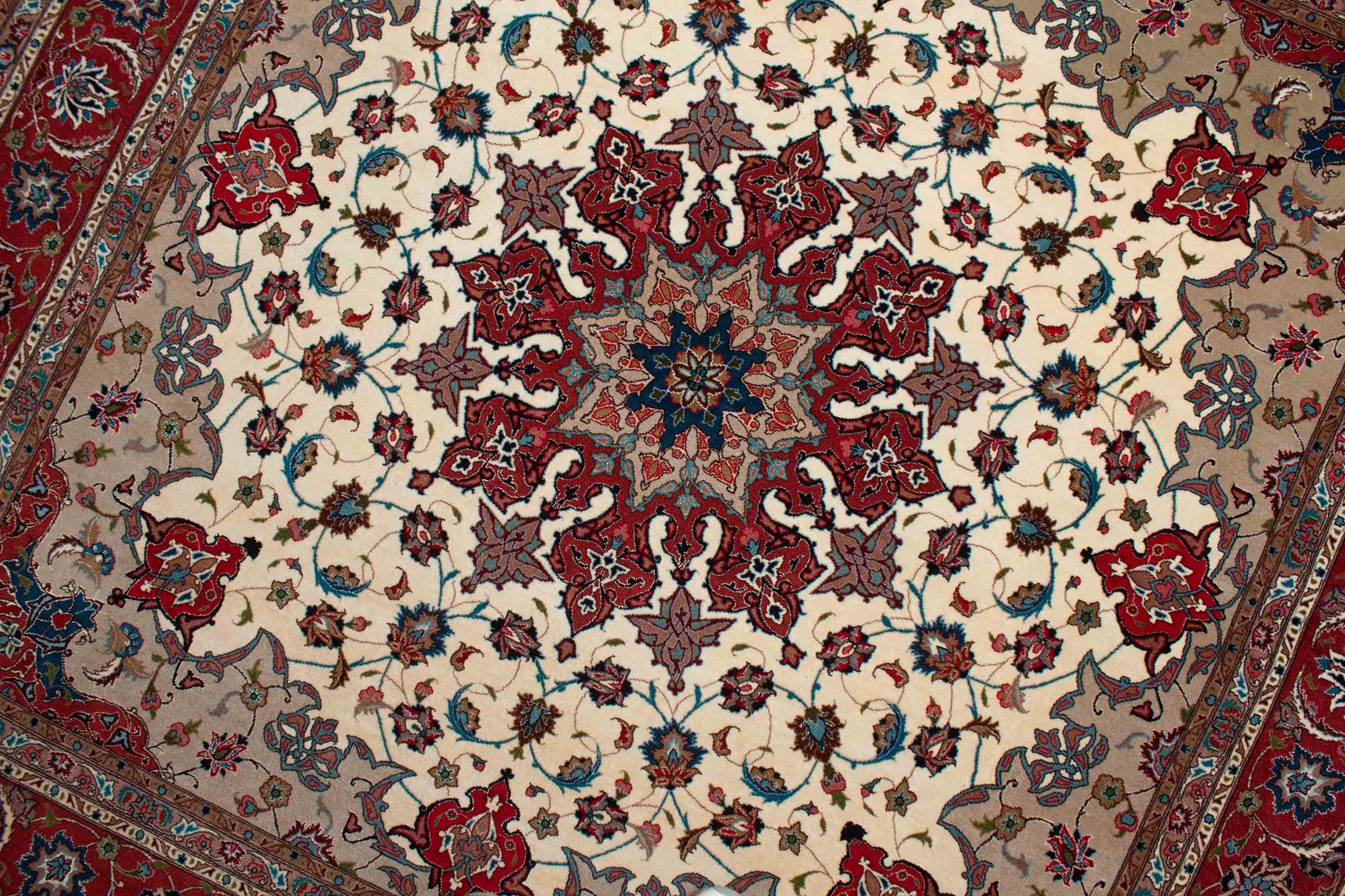 Eine Fotoaufnahme eines Täbriz Teppichs.