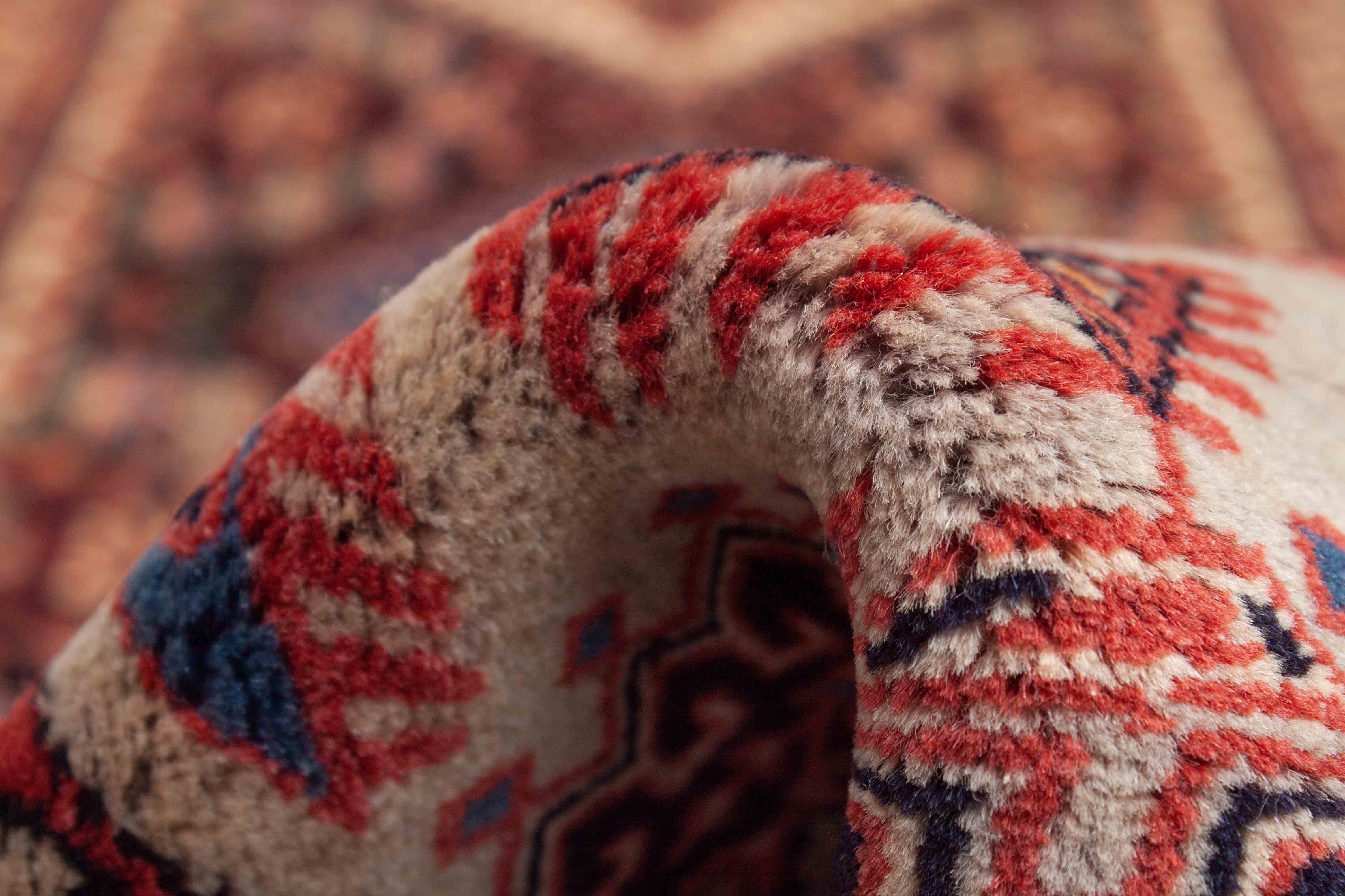 Eine Fotoaufnahme eines Semnan Teppichs.