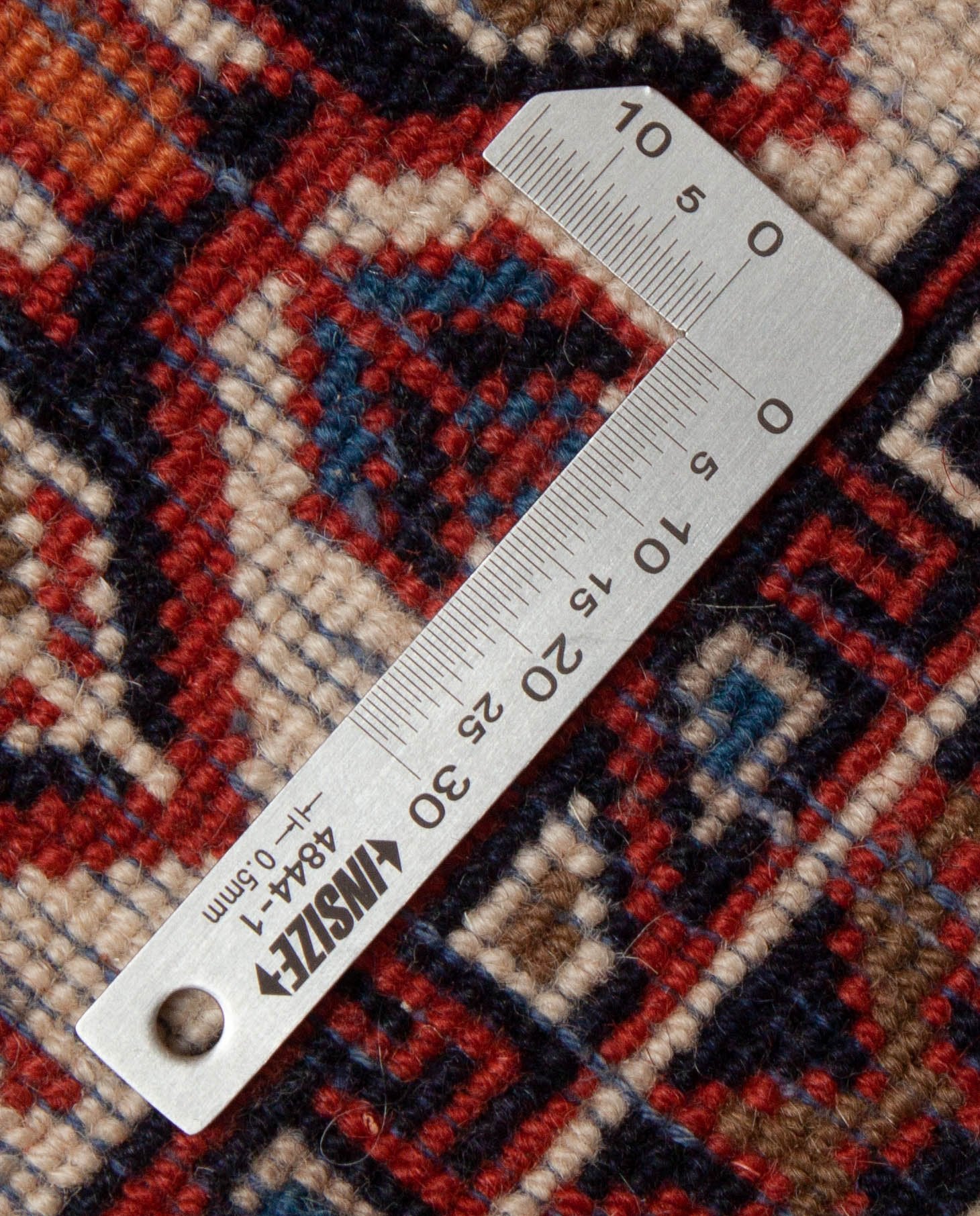 Eine Fotoaufnahme eines Semnan Teppichs.