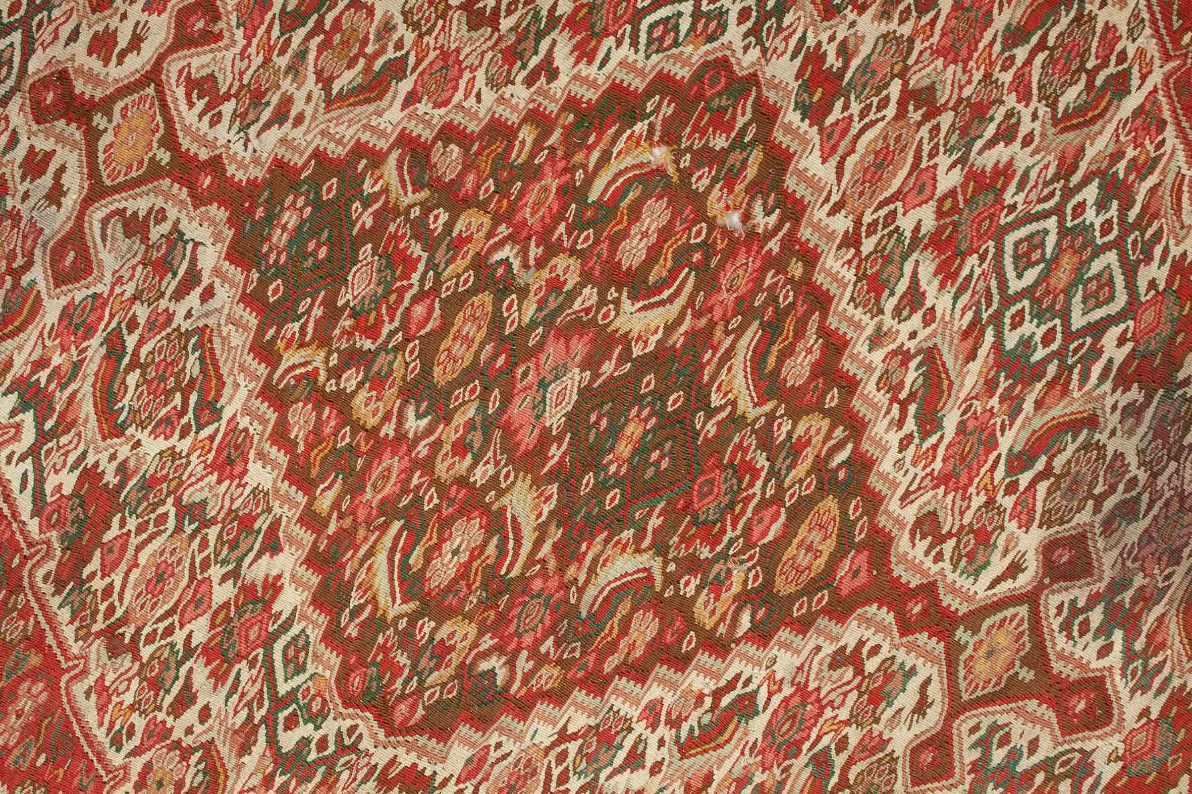 Eine Fotoaufnahme eines Senneh Kelim Teppichs.