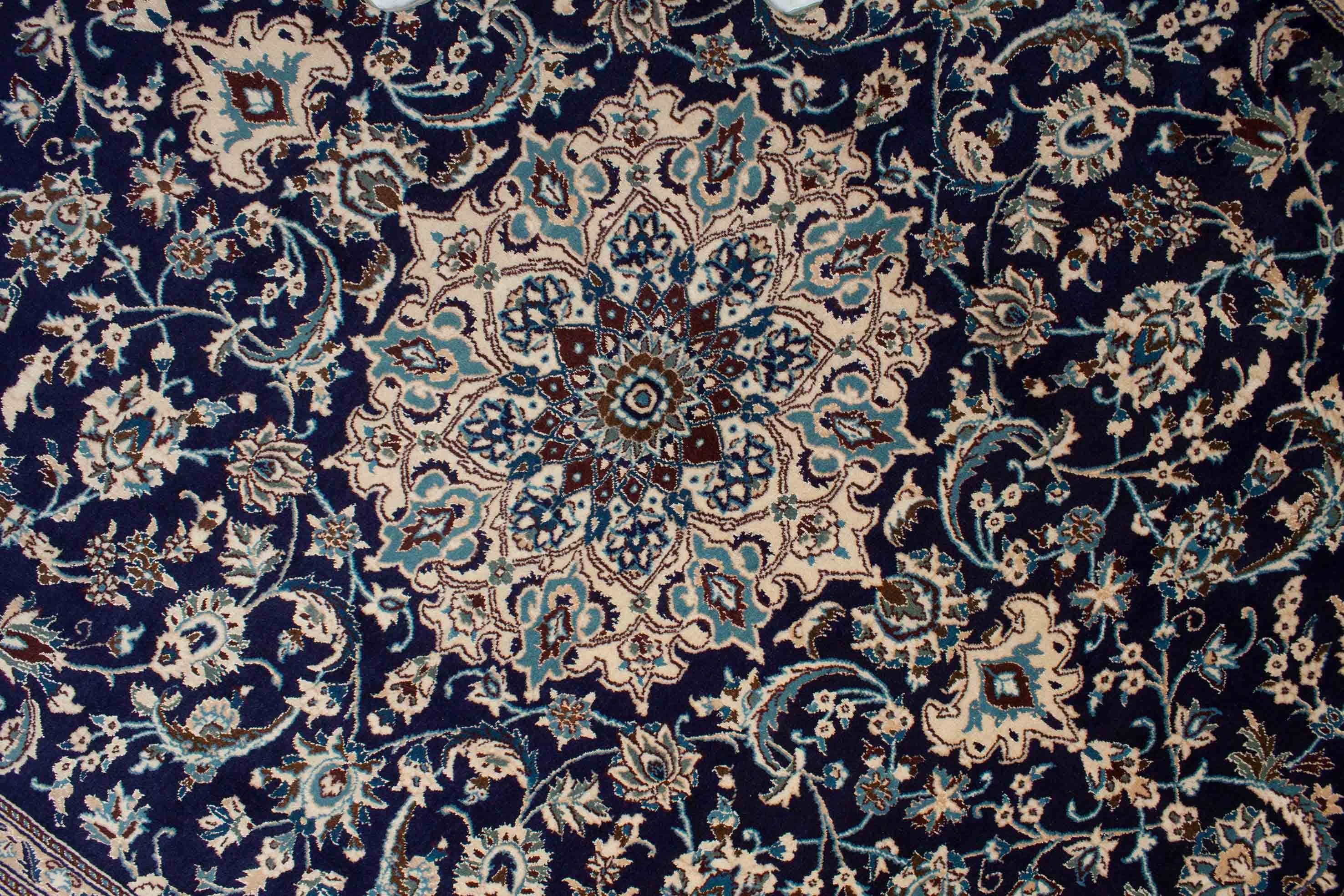 Floraler Kaschmar Teppich in dunkelblau und 297 cm x 247 cm groß