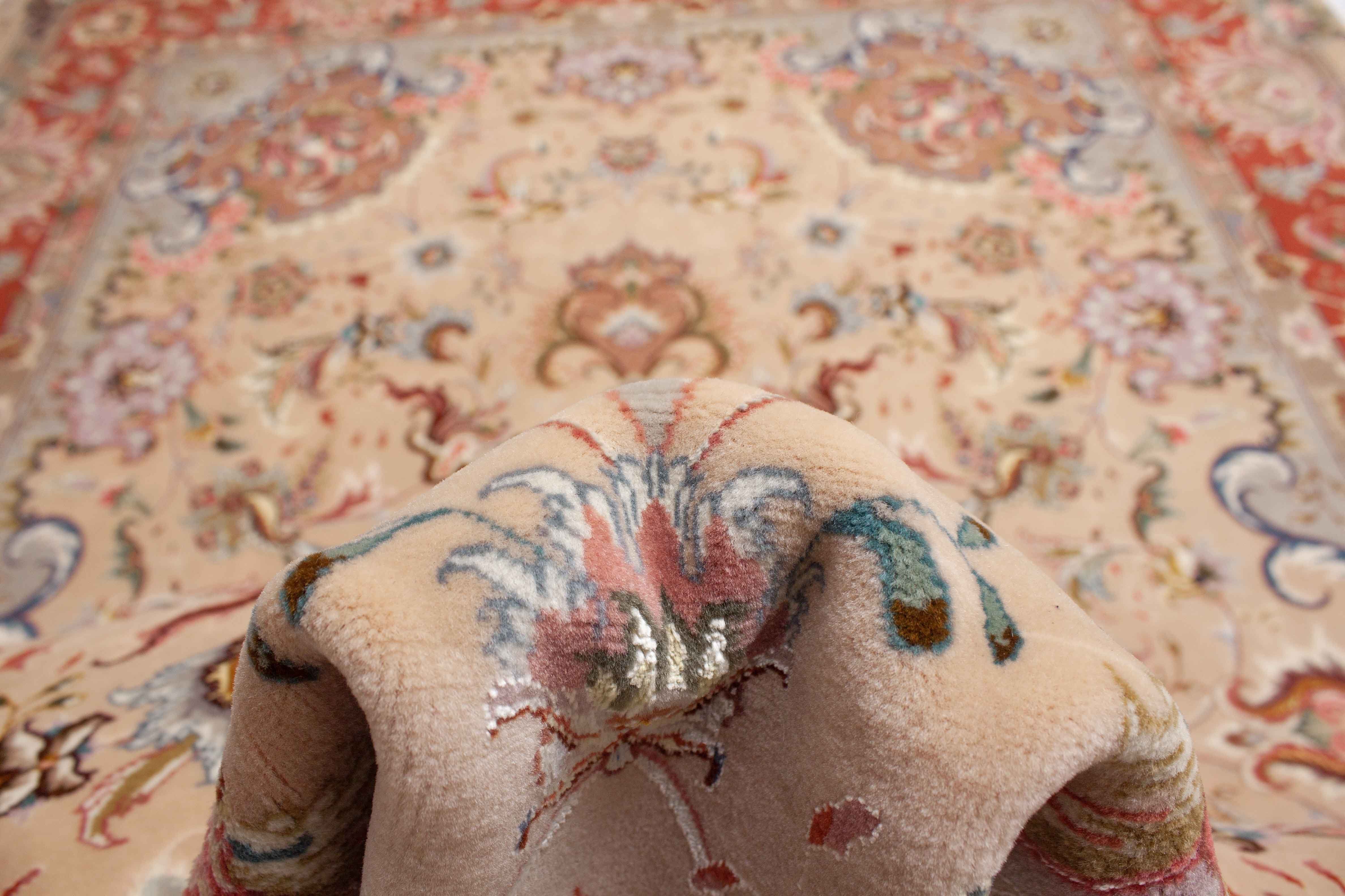 Eine Fotoaufnahme eines Täbriz Teppichs.