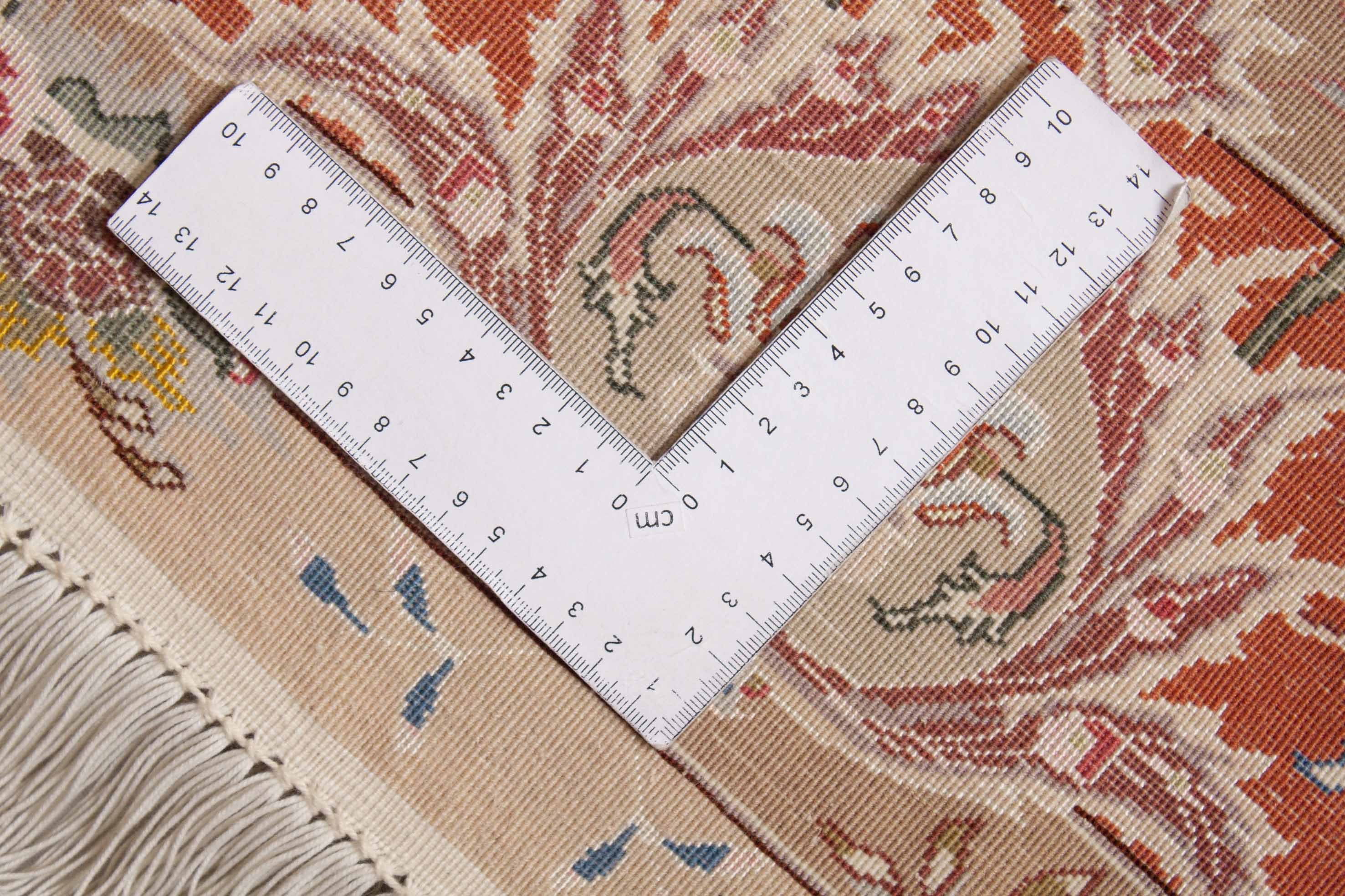 Eine Fotoaufnahme eines Täbriz Teppichs.