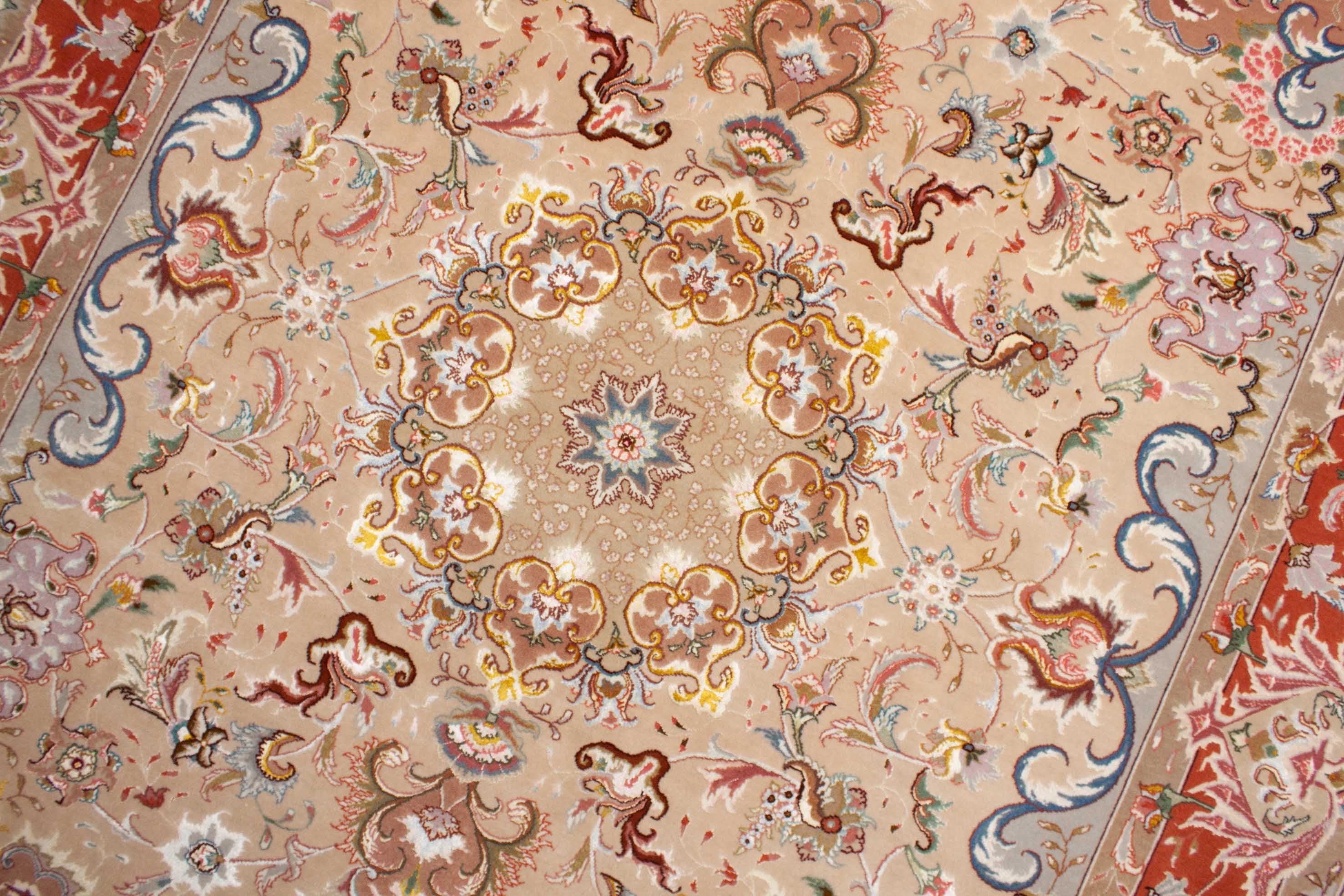 Eine Fotoaufnahme eines Täbriz Teppichs.