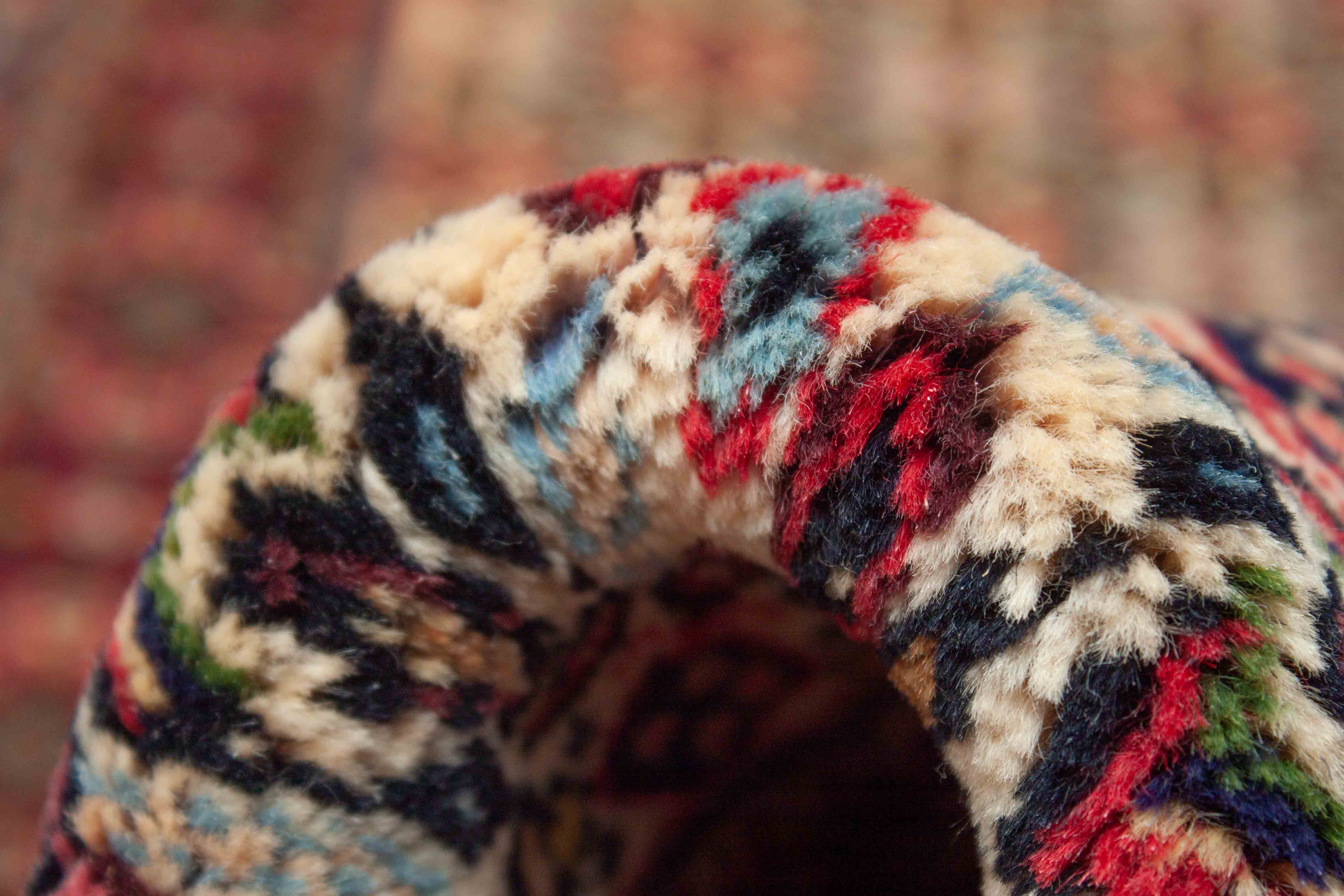 Eine Fotoaufnahme eines Senneh Teppichs.