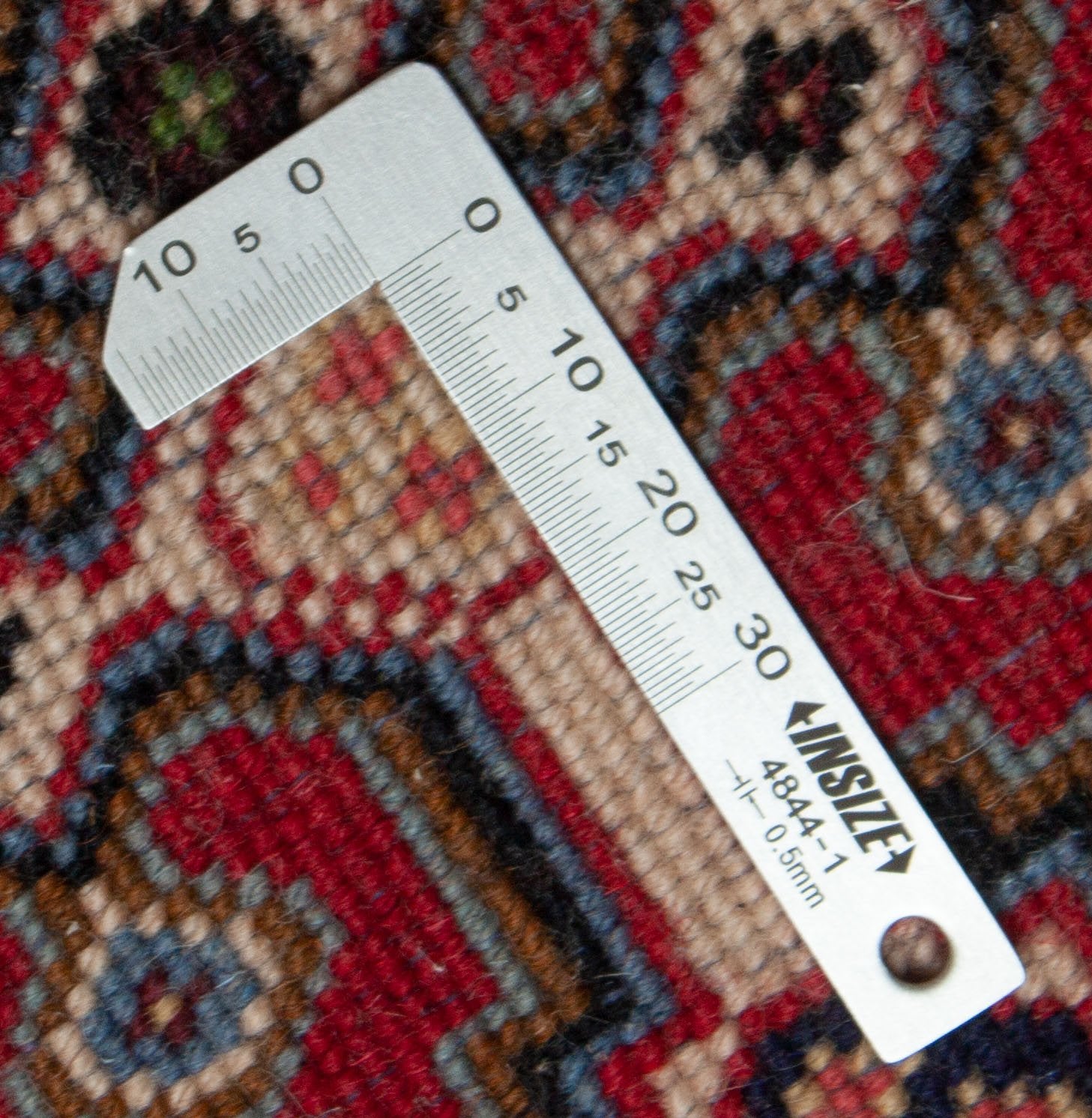 Eine Fotoaufnahme eines Senneh Teppichs.