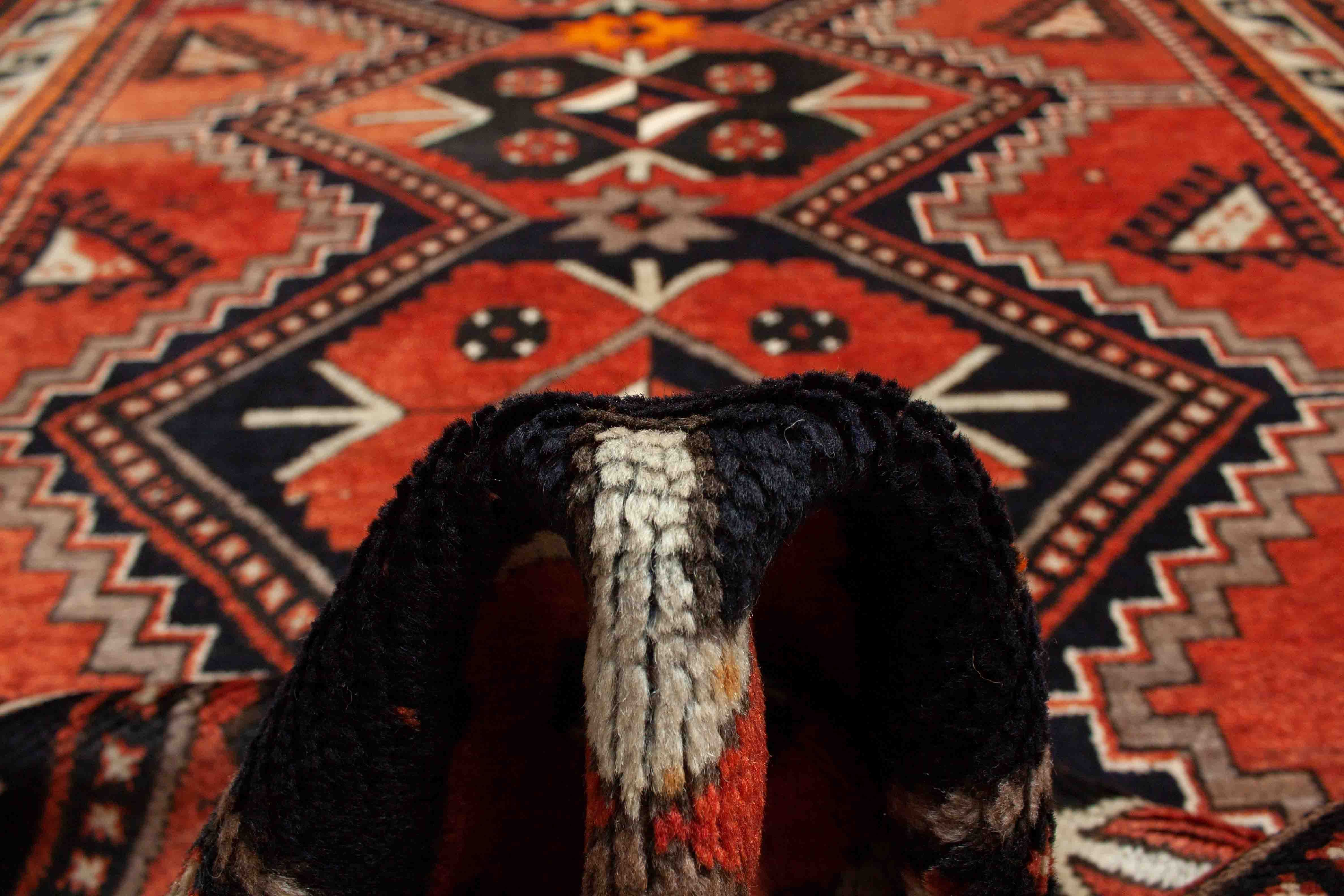 Eine Fotoaufnahme eines Kazak Teppichs.