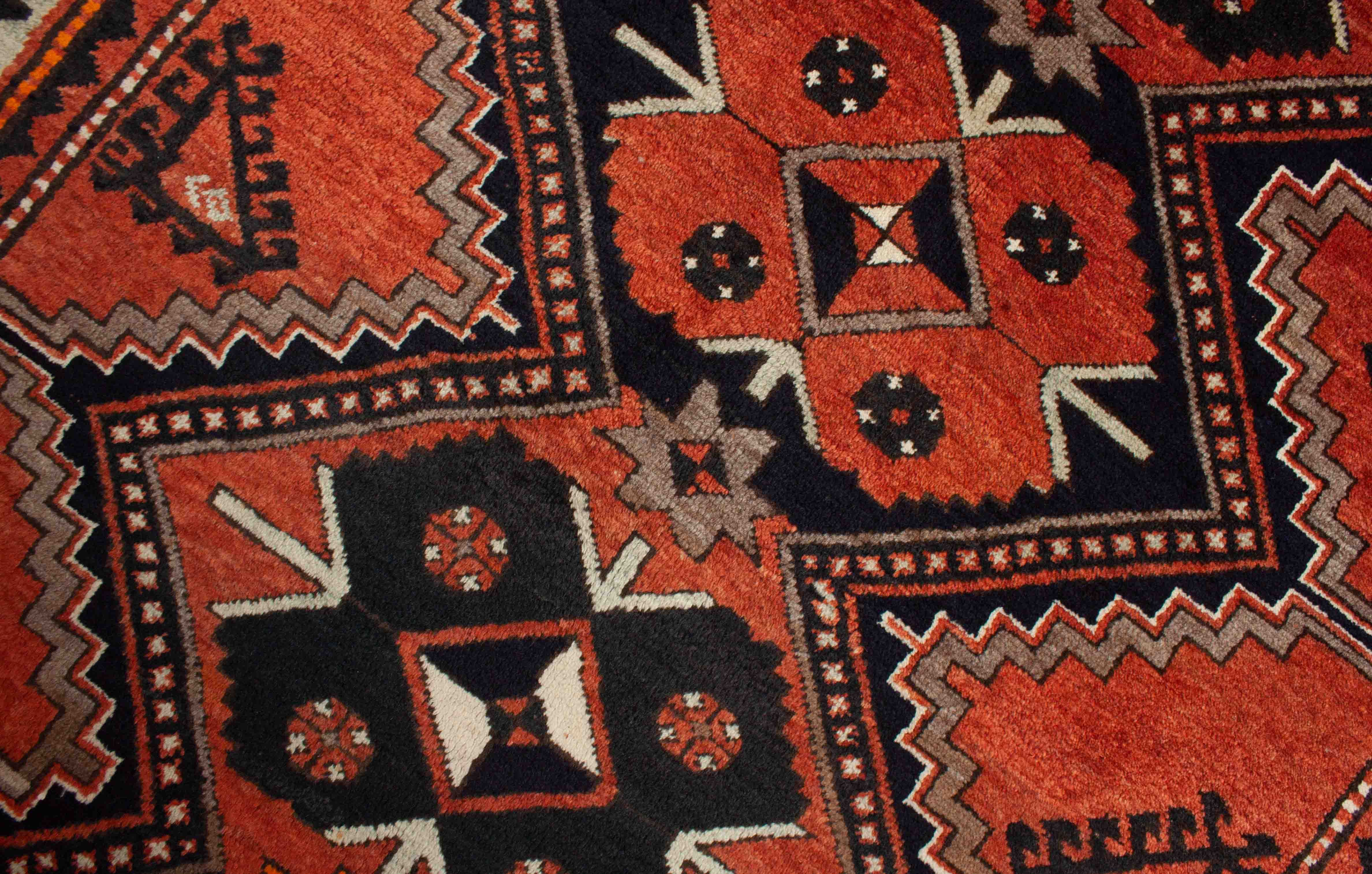 Eine Fotoaufnahme eines Kazak Teppichs.