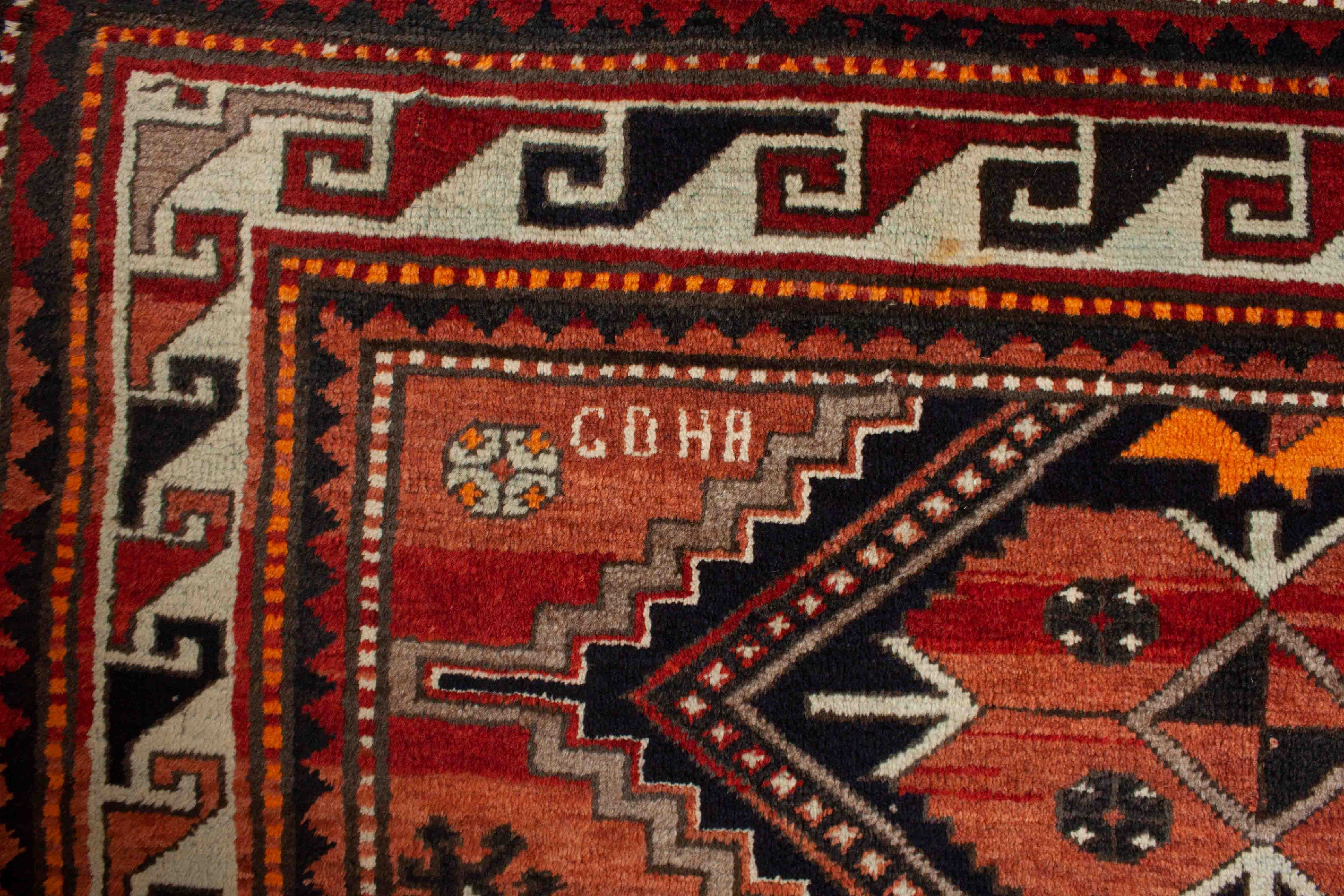 Eine Fotoaufnahme eines Kazak Teppichs.