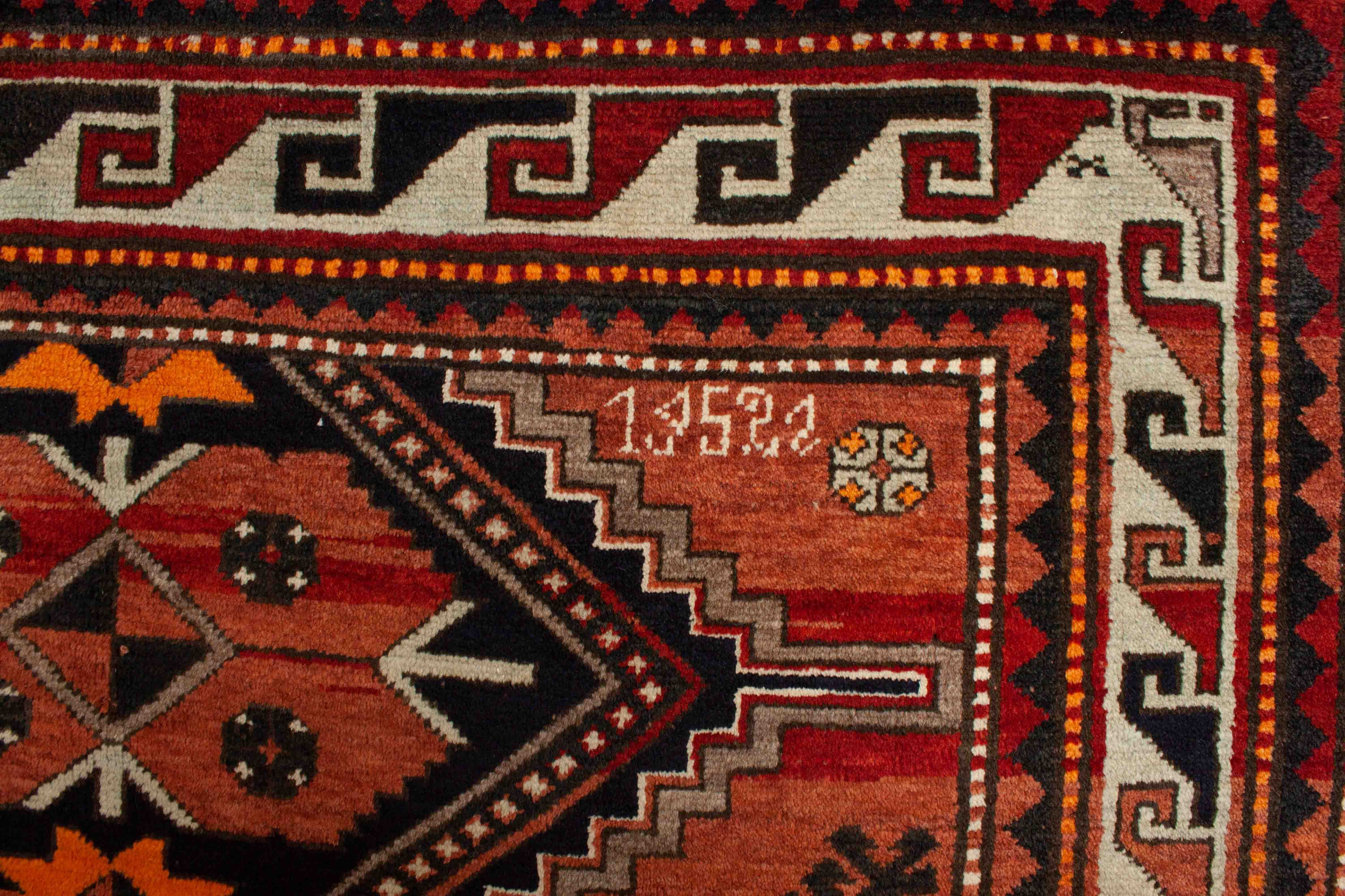 Eine Fotoaufnahme eines Kazak Teppichs.