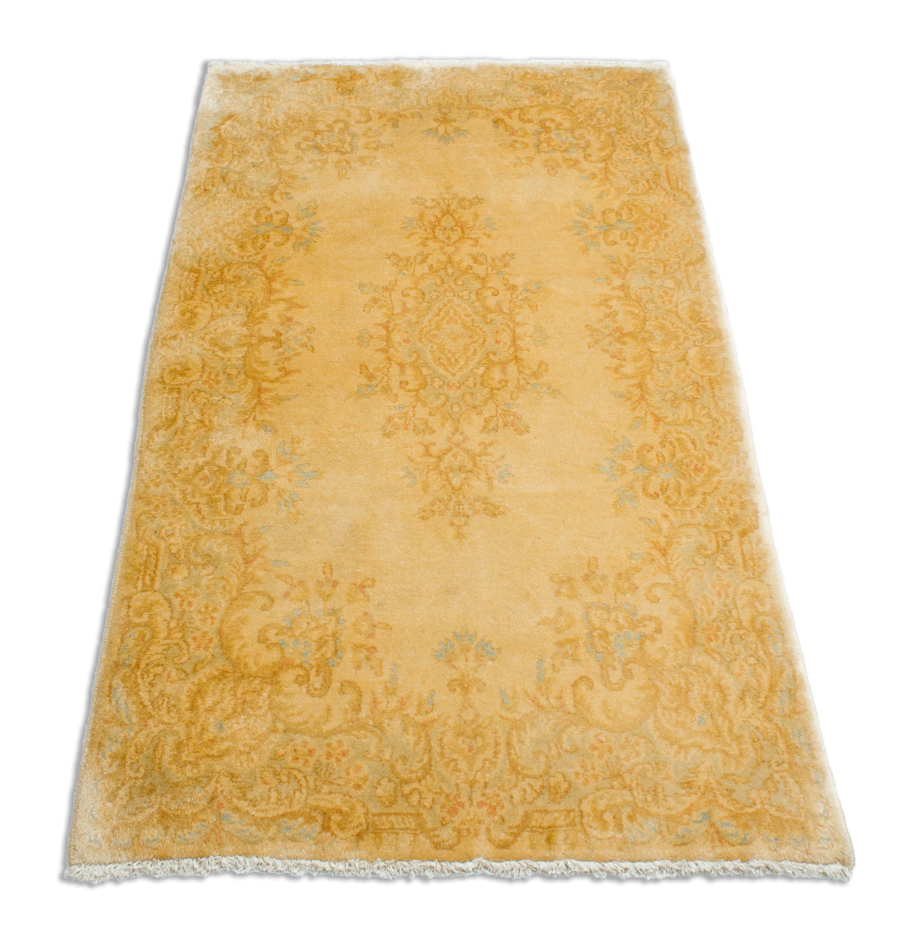 Eine Fotoaufnahme eines Yazd Teppichs.