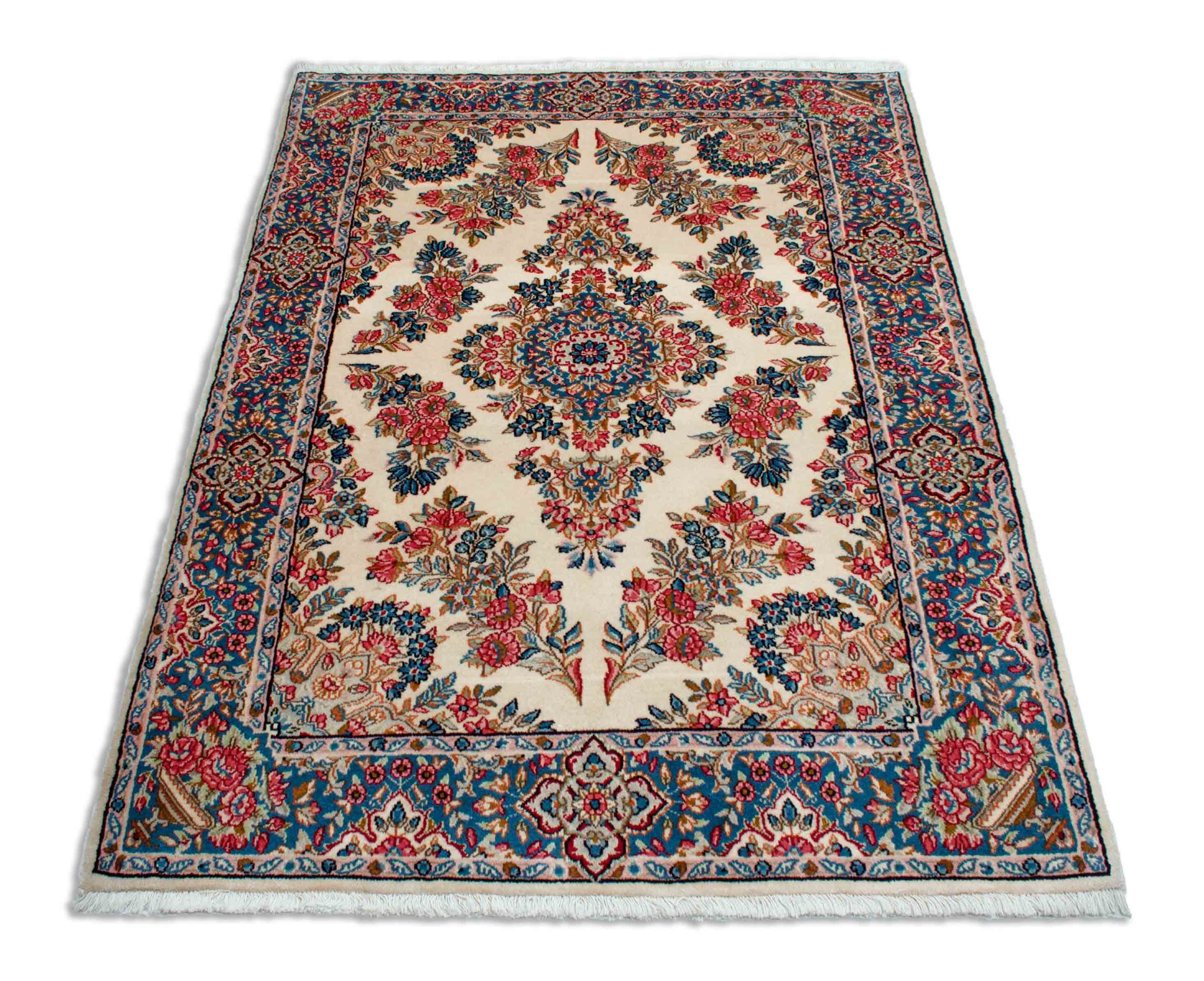 Eine Fotoaufnahme eines Kerman Teppichs.