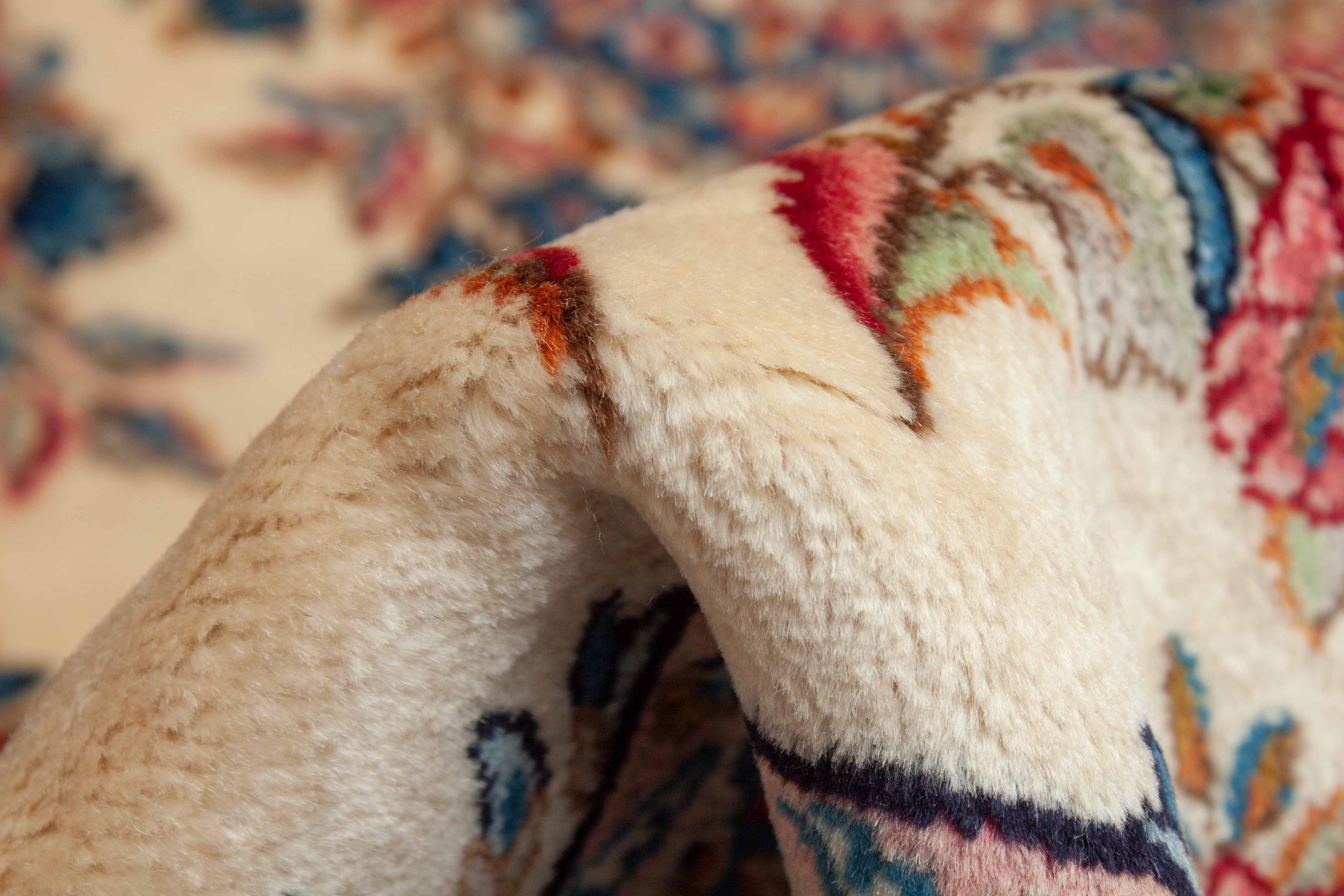 Eine Fotoaufnahme eines Kerman Teppichs.