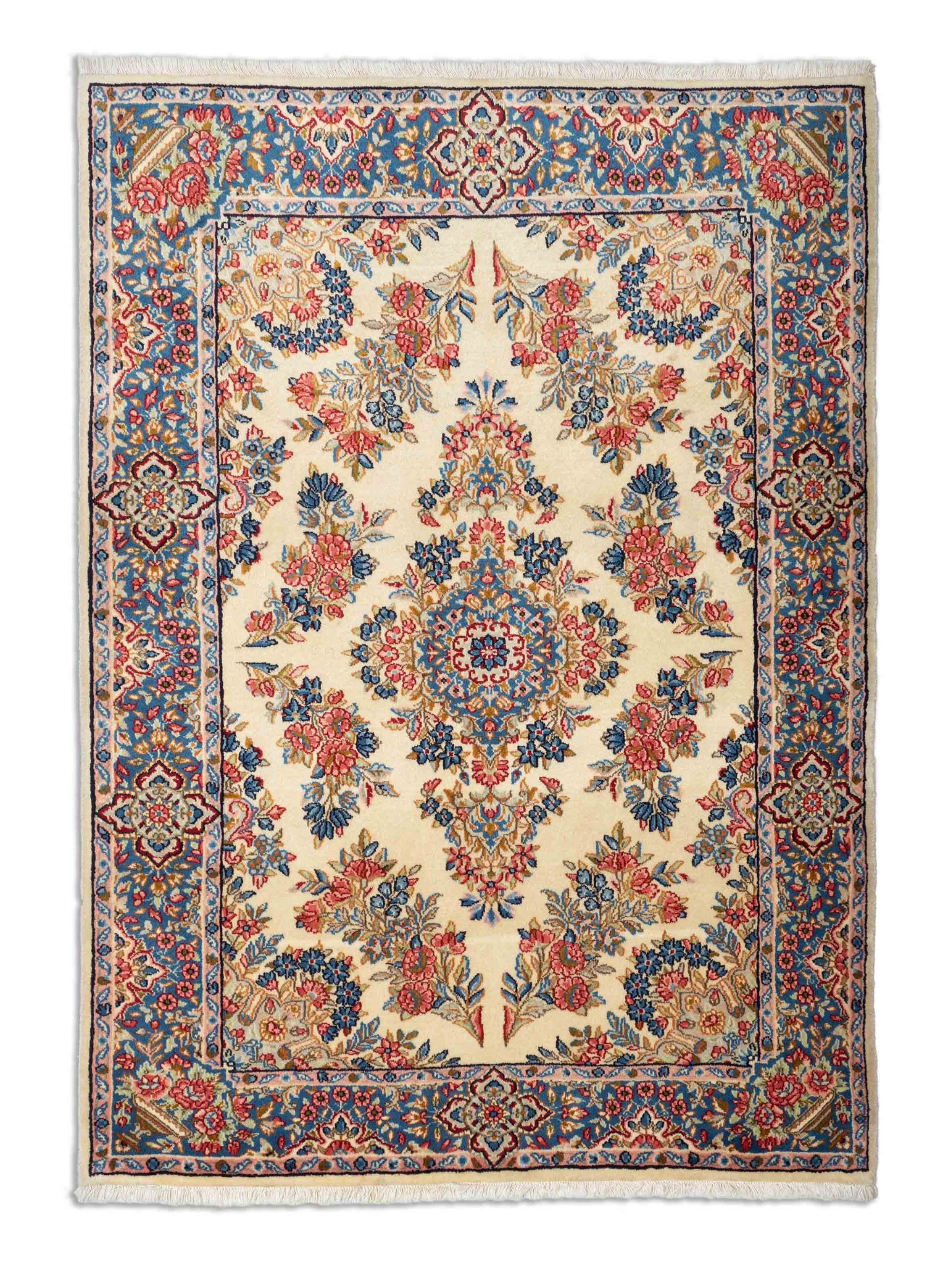 Eine Fotoaufnahme eines Kerman Teppichs.