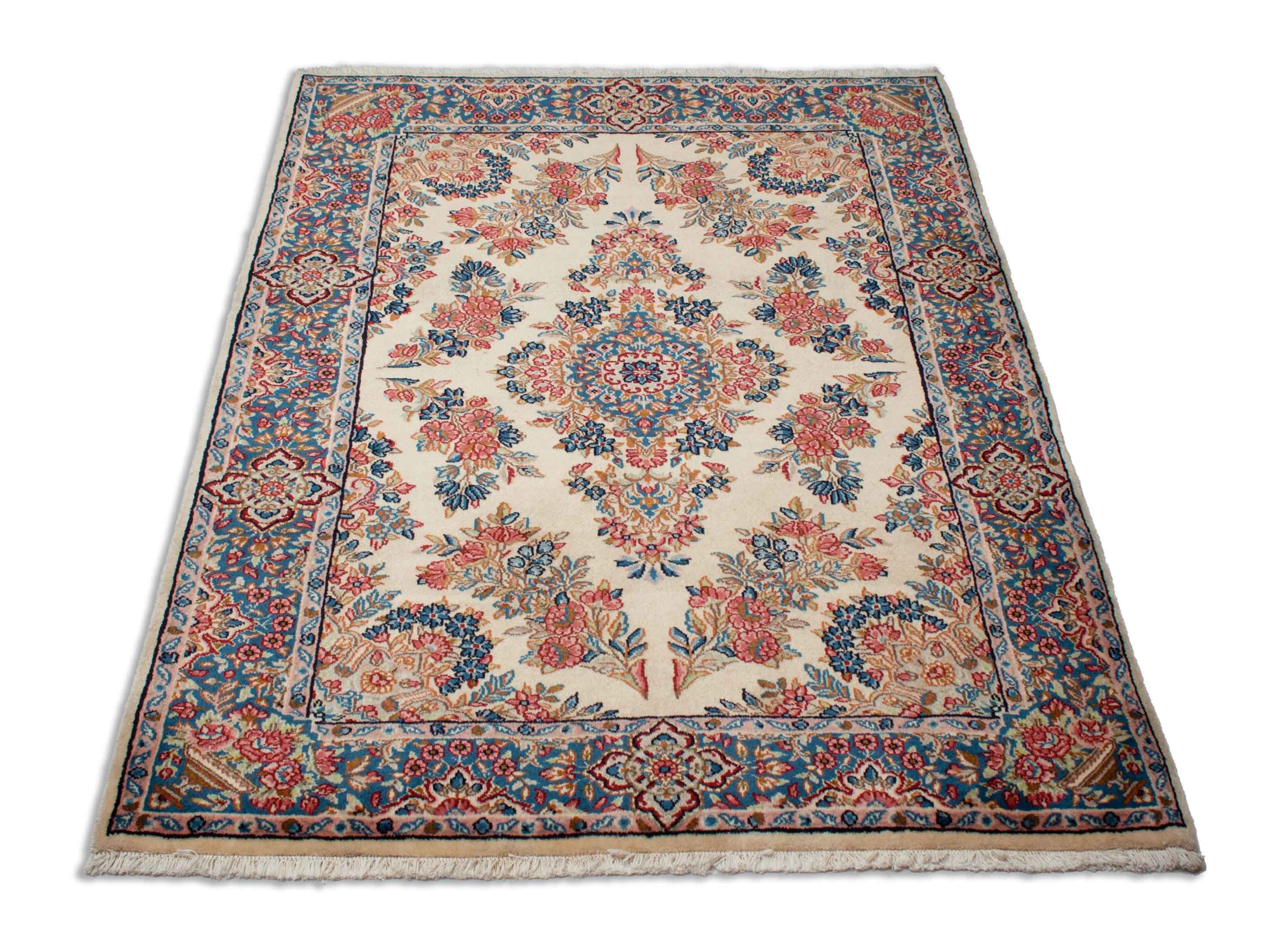 Eine Fotoaufnahme eines Kerman Teppichs.