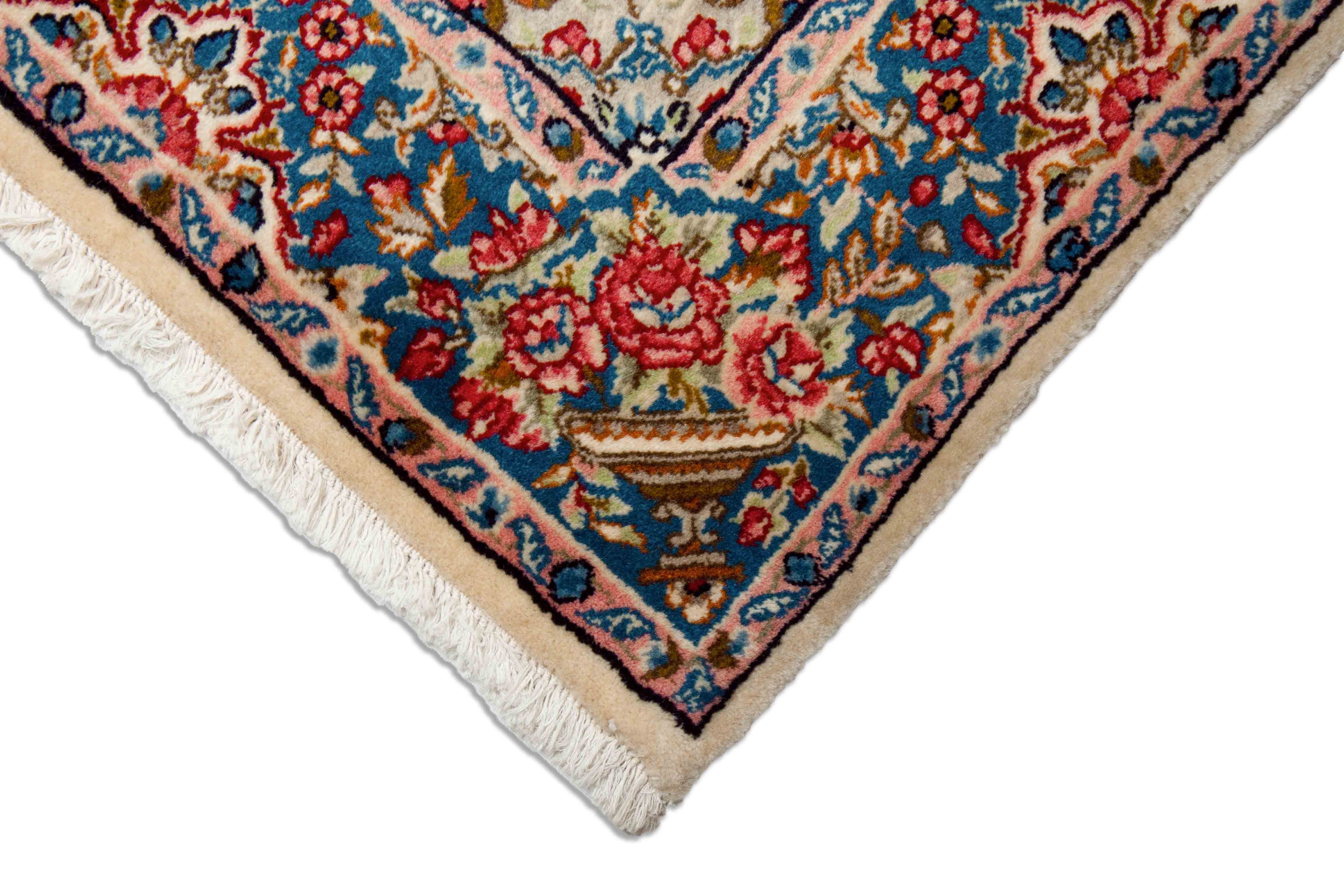 Eine Fotoaufnahme eines Kerman Teppichs.