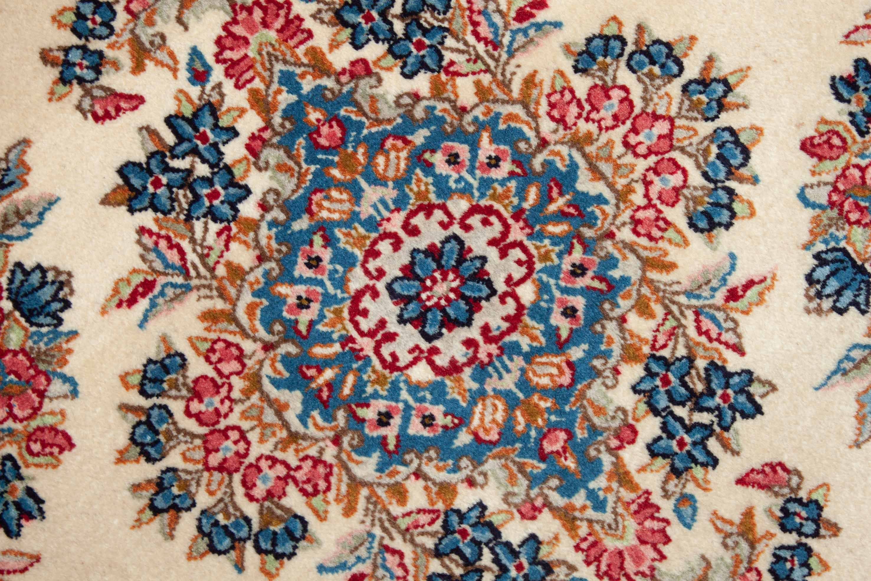 Eine Fotoaufnahme eines Kerman Teppichs.