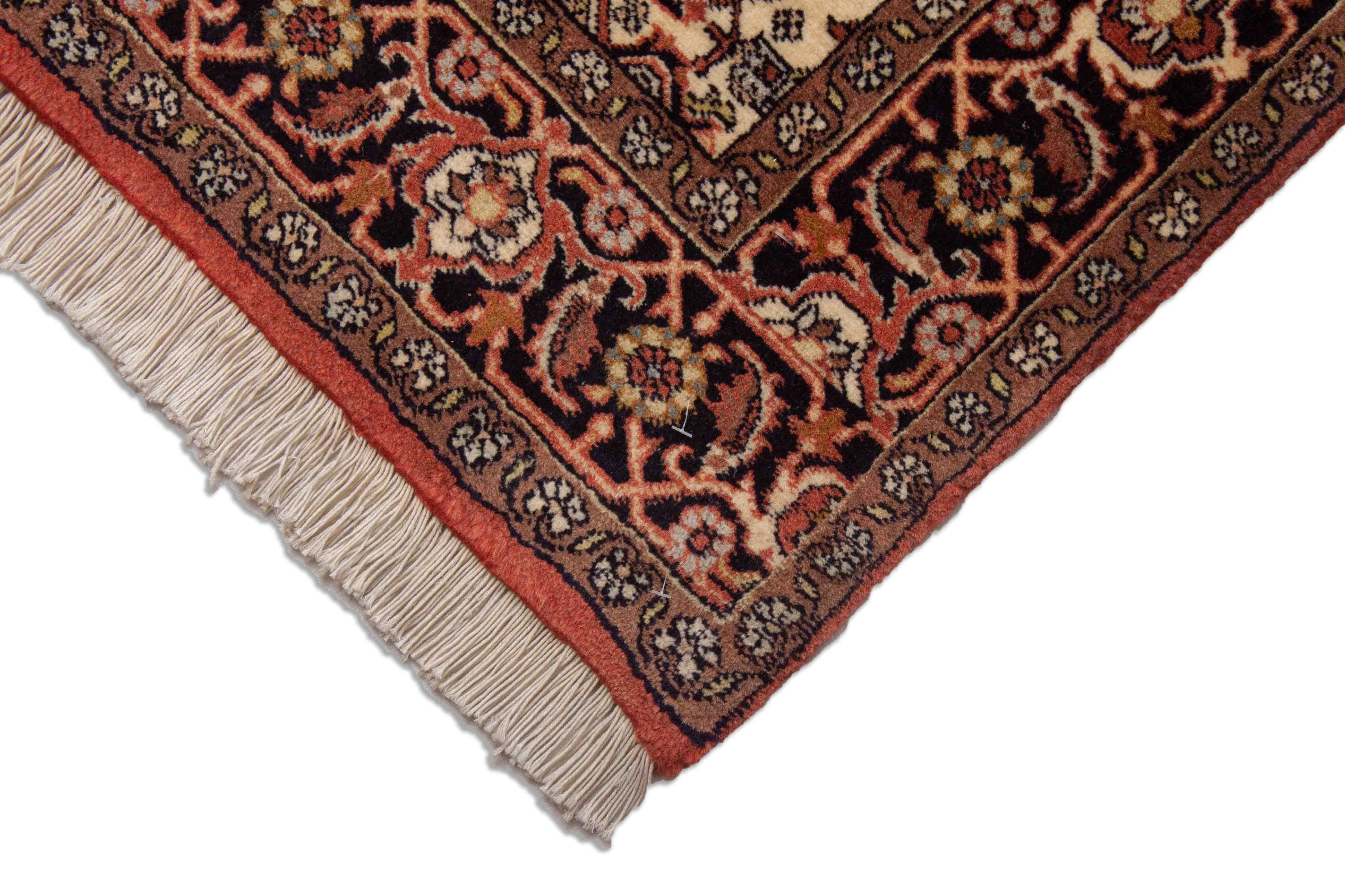 Eine Fotoaufnahme eines Bidjar Teppichs.