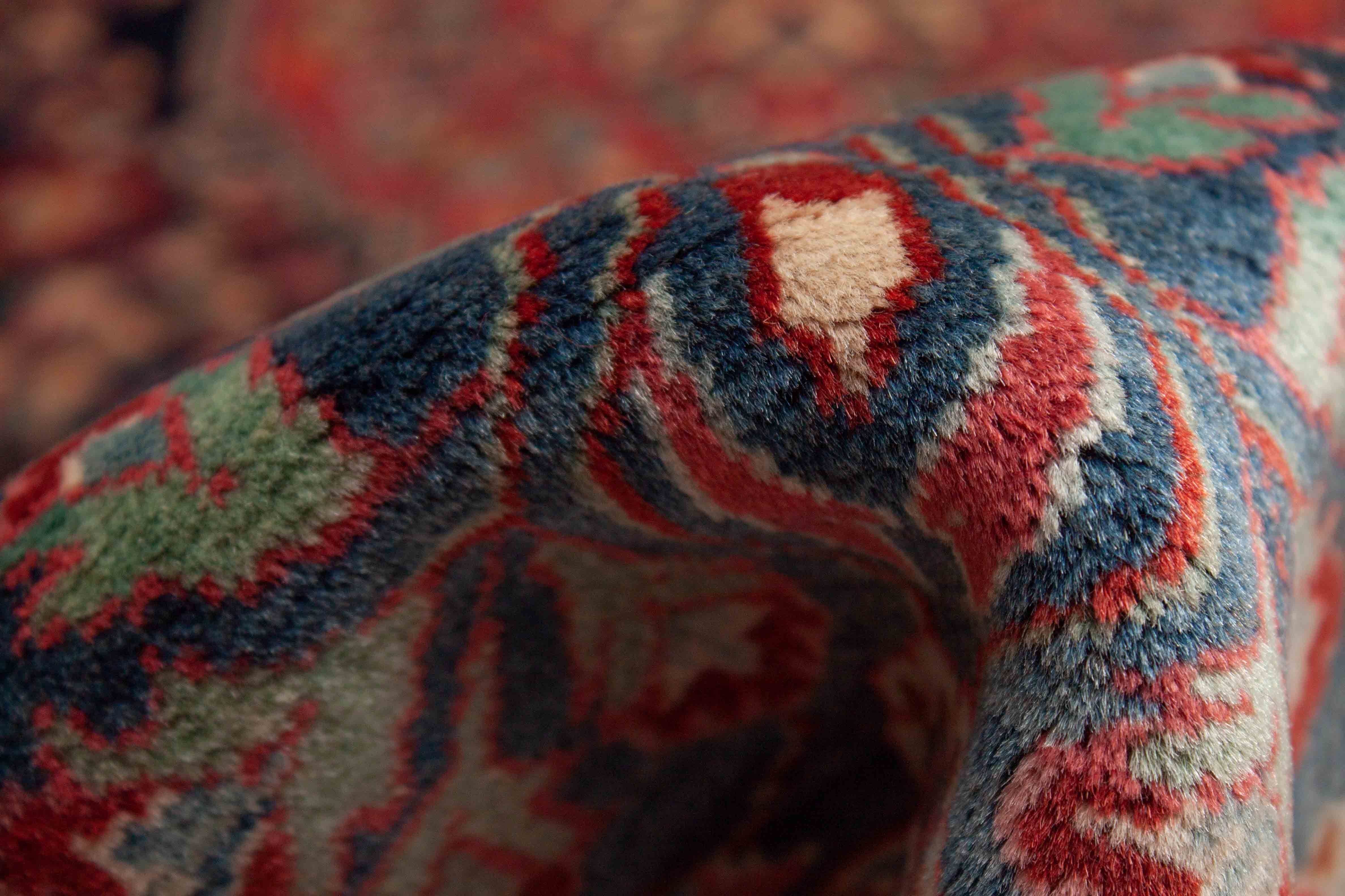 Eine Fotoaufnahme eines Sarough Teppichs.