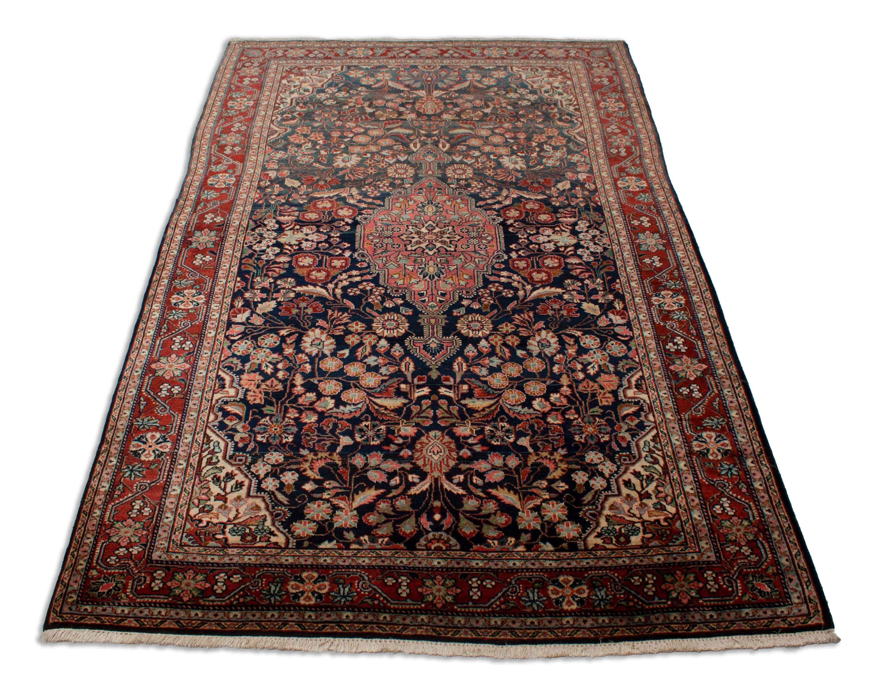 Eine Fotoaufnahme eines Sarough Teppichs.