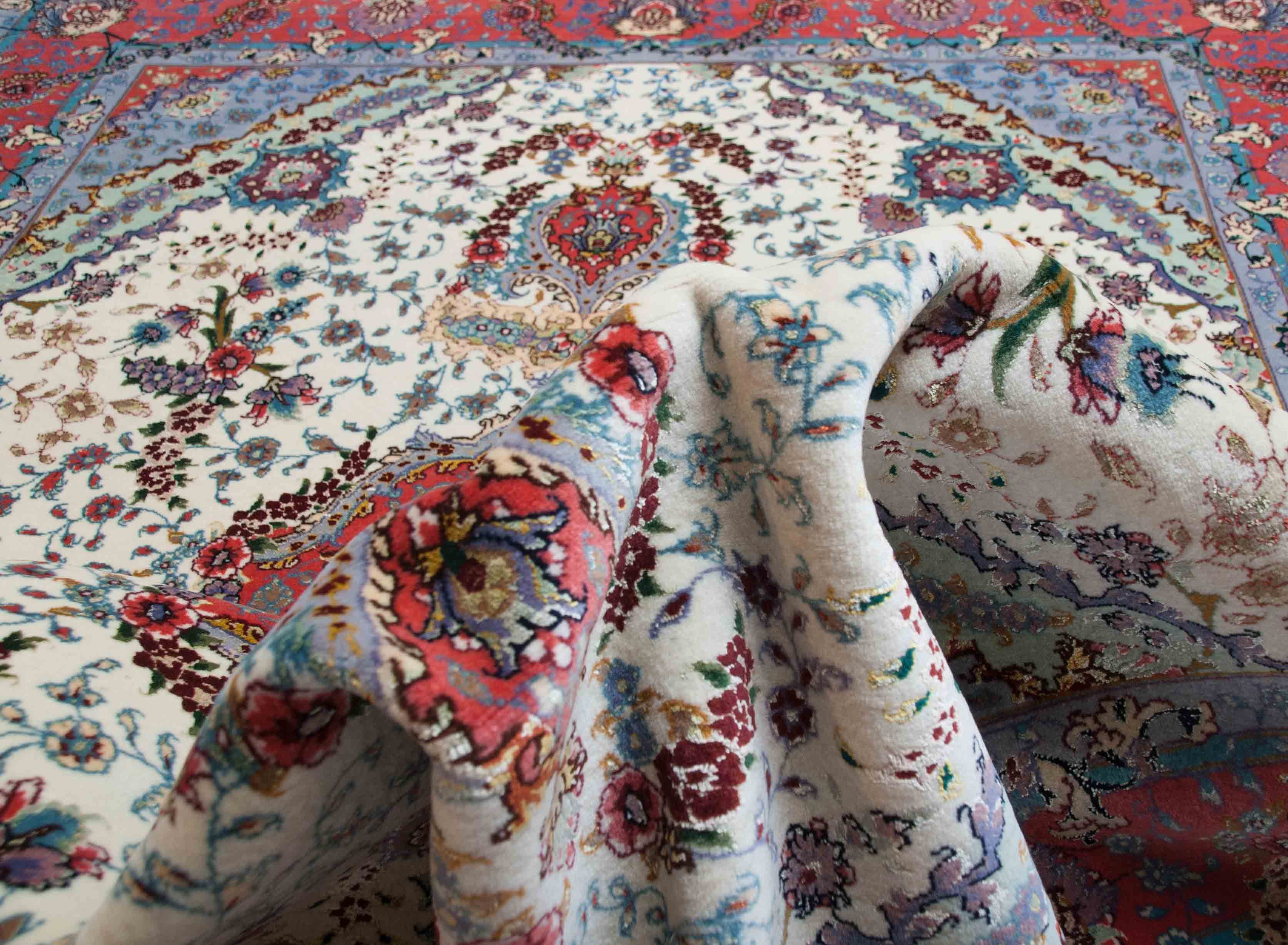 Eine Fotoaufnahme eines Täbriz Teppichs.