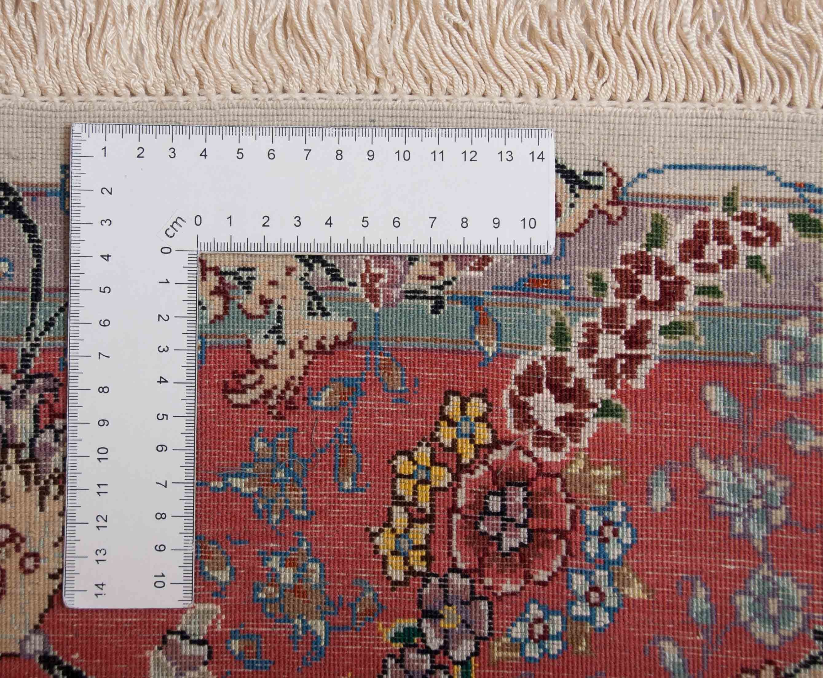 Eine Fotoaufnahme eines Täbriz Teppichs.