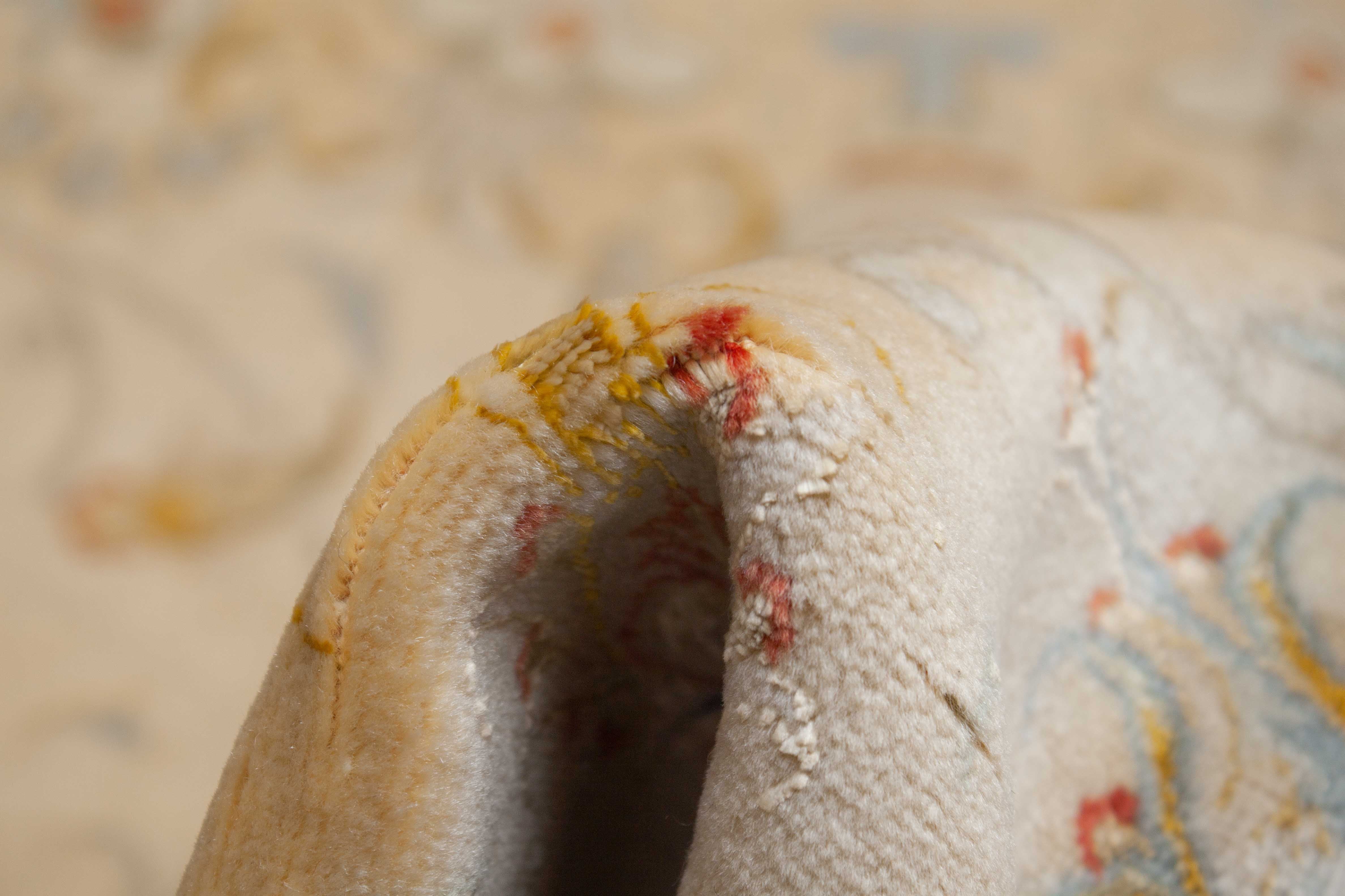 Eine Fotoaufnahme eines Täbriz Teppichs.