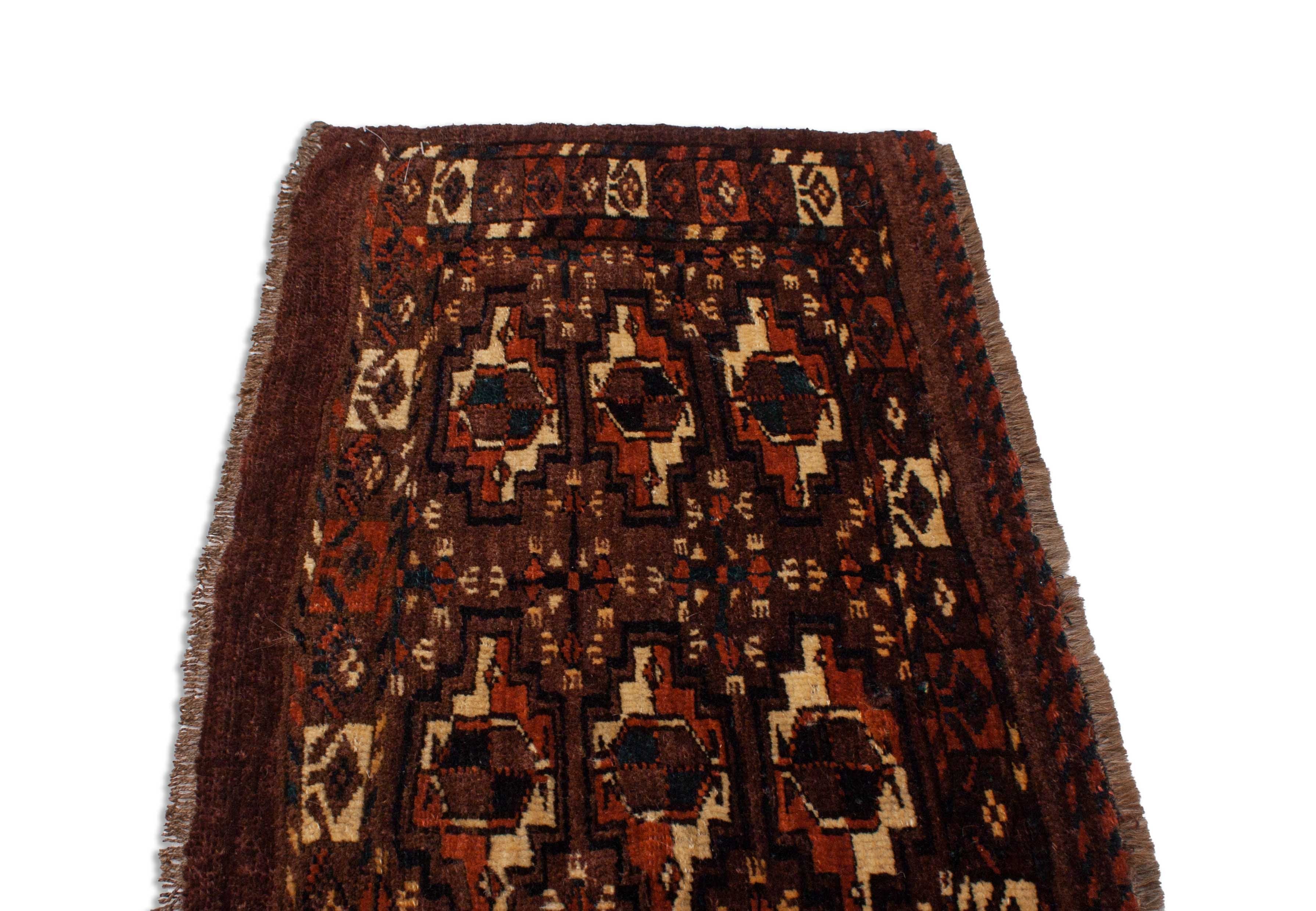 Eine Fotoaufnahme eines Turkmenischer Teppich Teppichs.