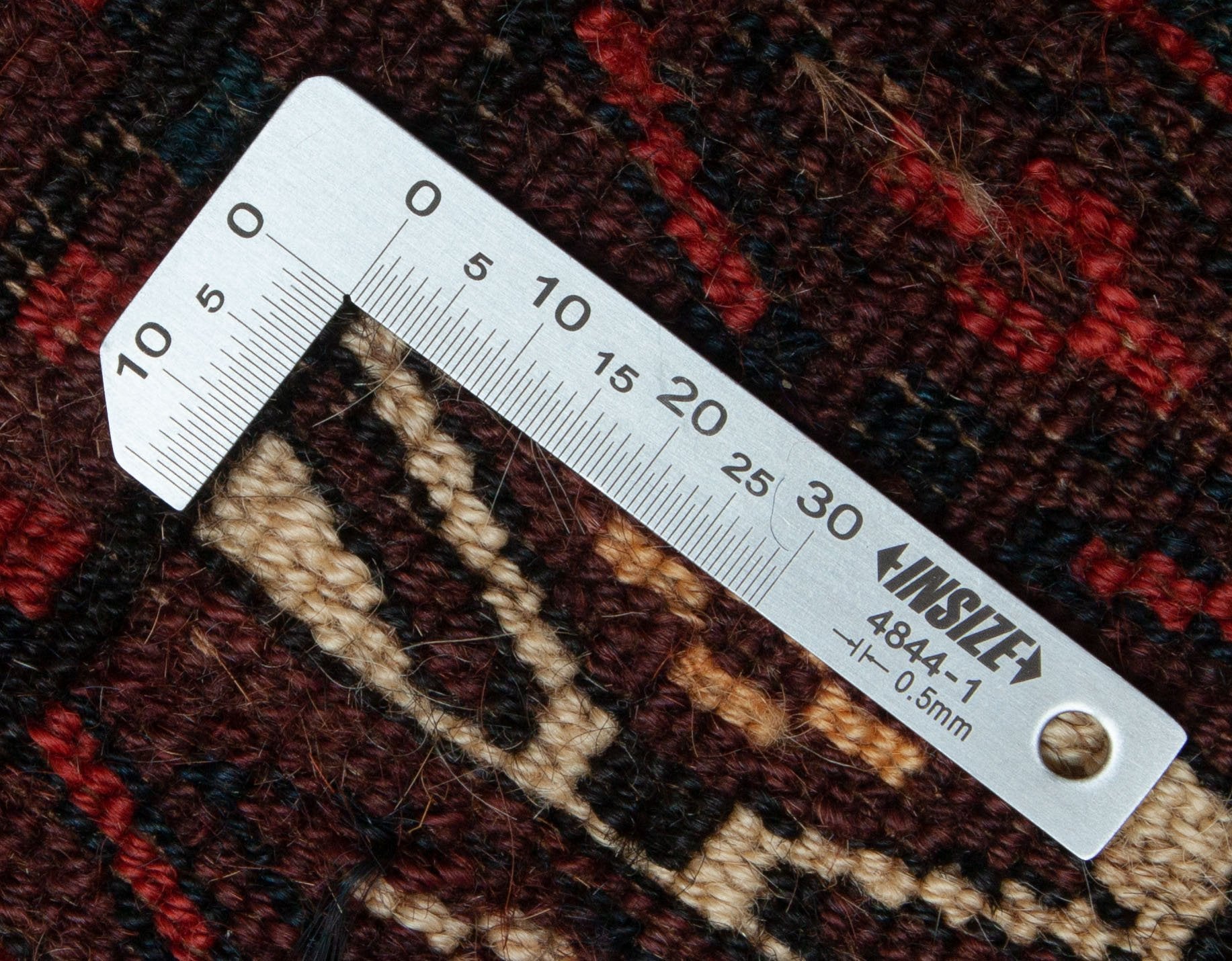 Eine Fotoaufnahme eines Turkmenischer Teppich Teppichs.