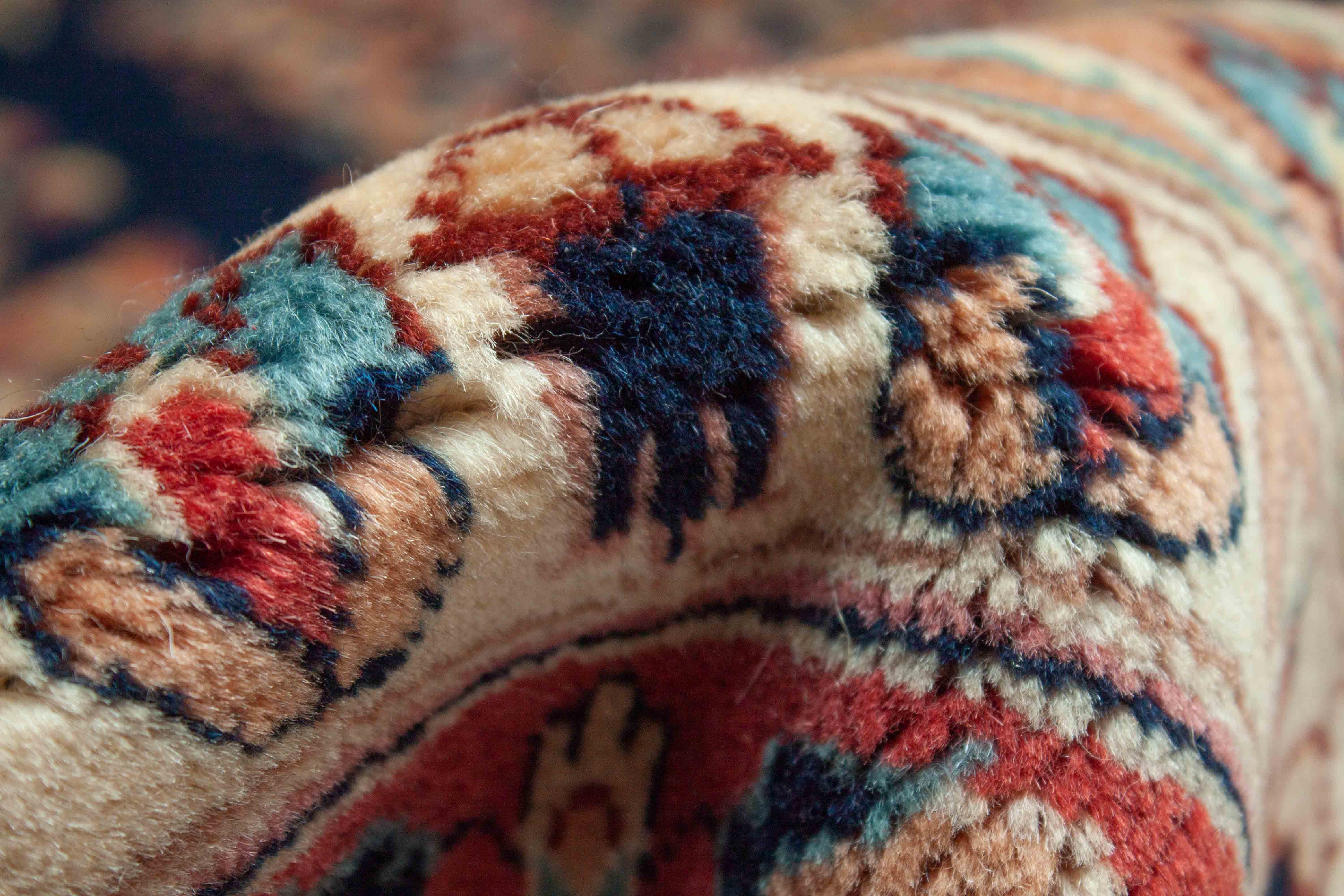 Eine Fotoaufnahme eines Sarough Teppichs.