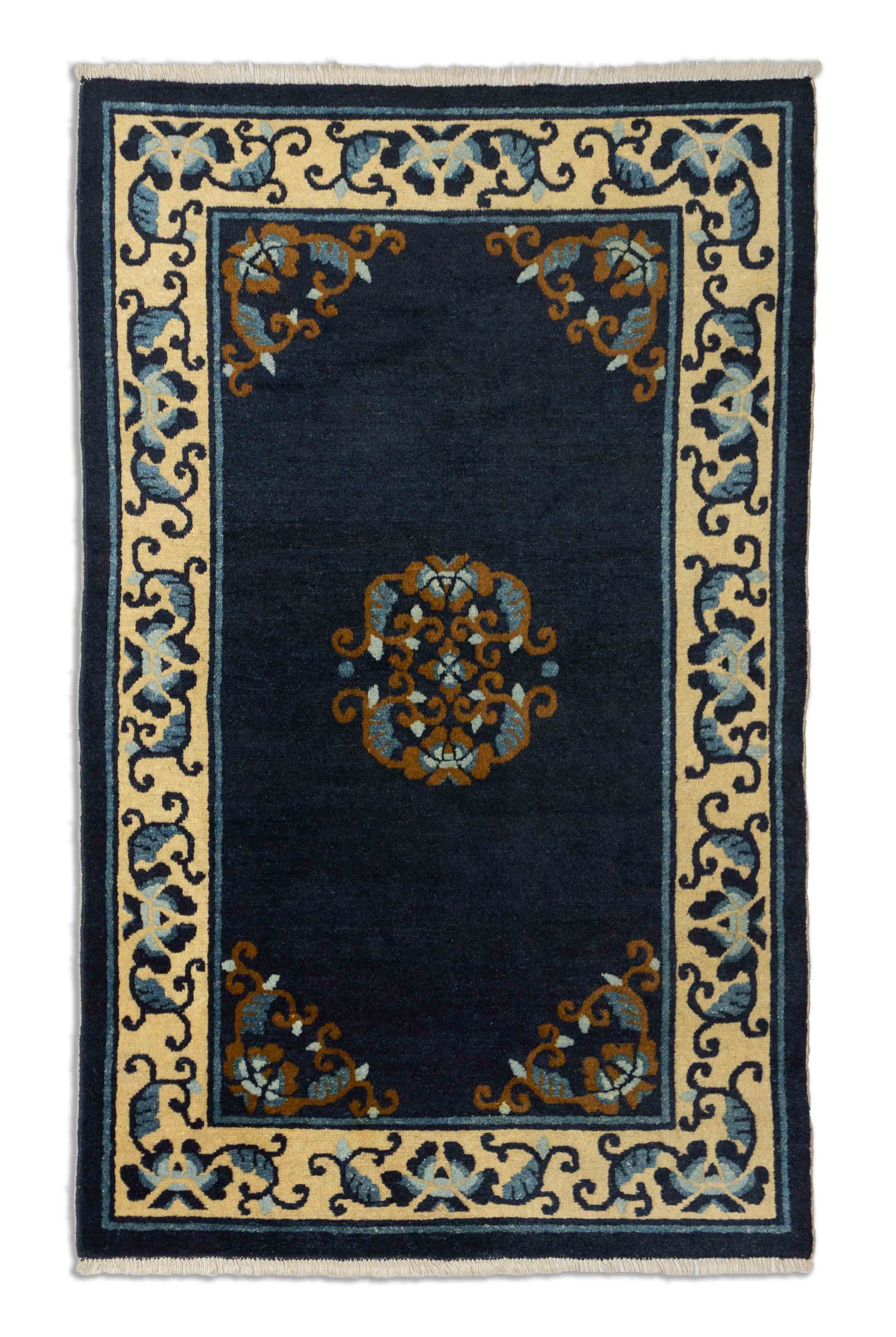 Eine Fotoaufnahme eines US Import China Teppich Teppichs.