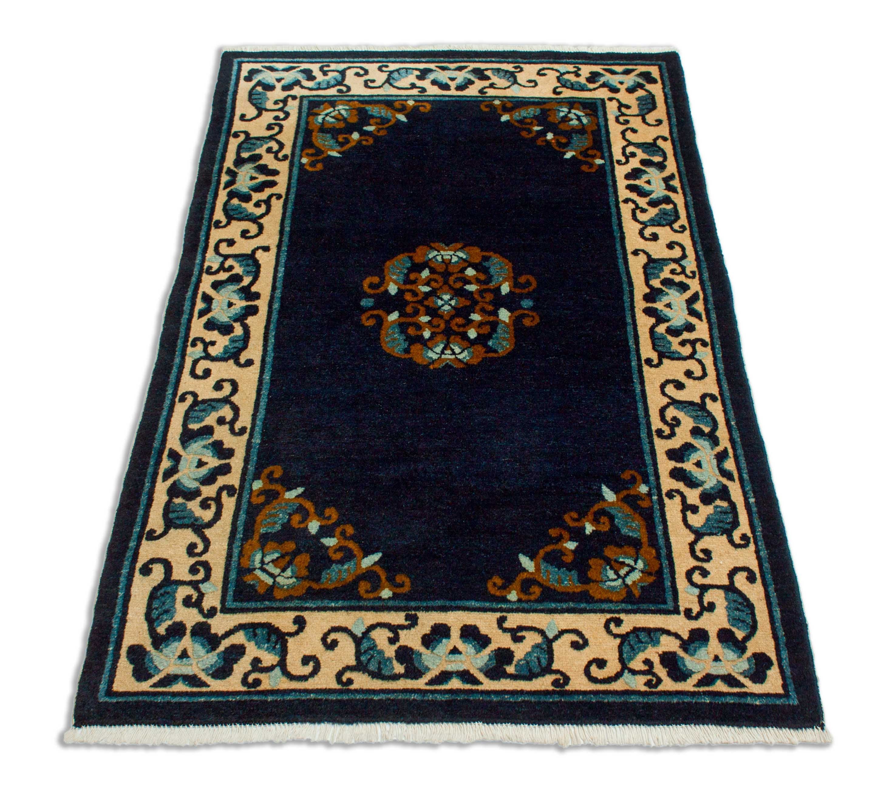 Eine Fotoaufnahme eines US Import China Teppich Teppichs.