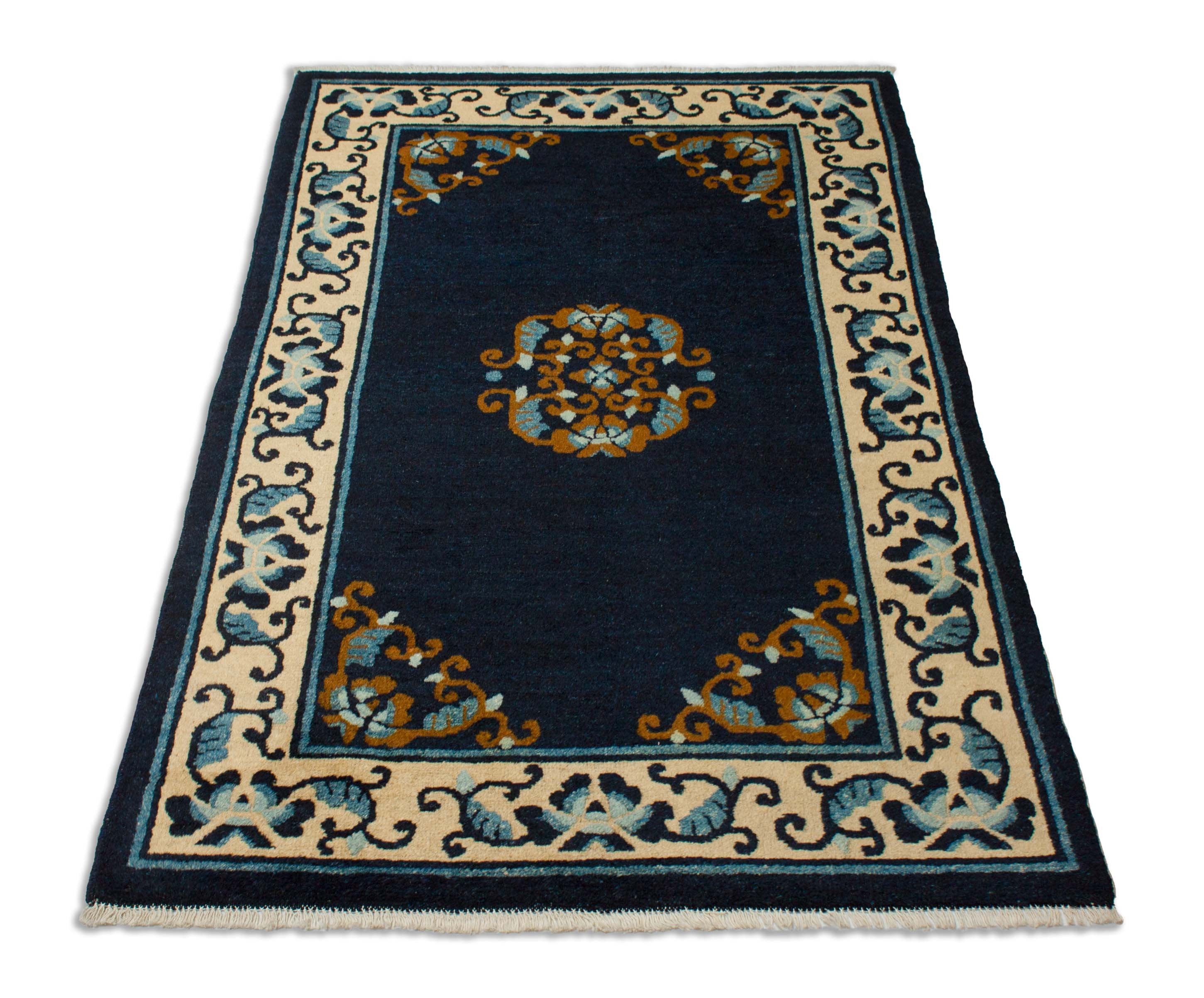 Eine Fotoaufnahme eines US Import China Teppich Teppichs.