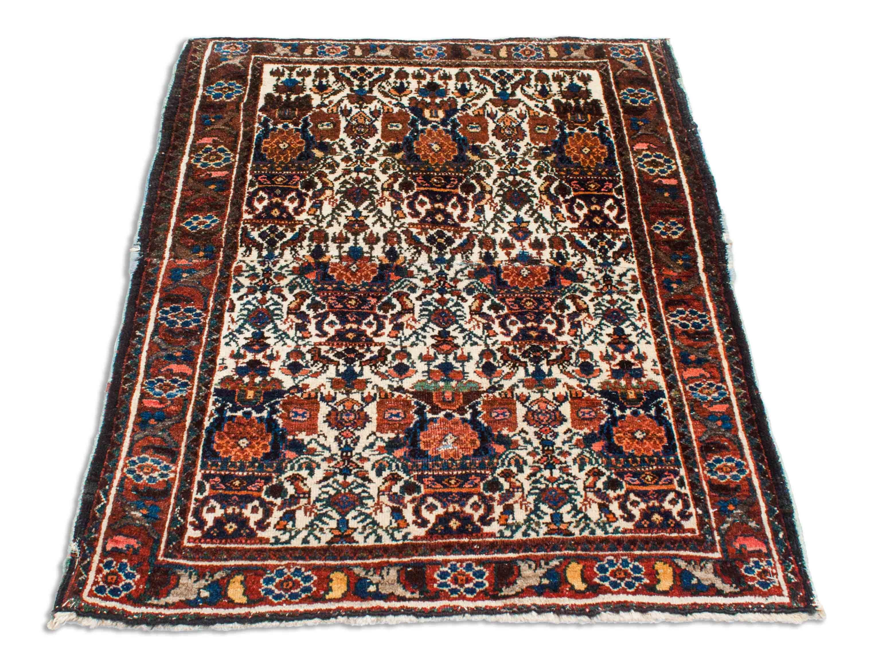 Eine Fotoaufnahme eines Abadeh Teppichs.